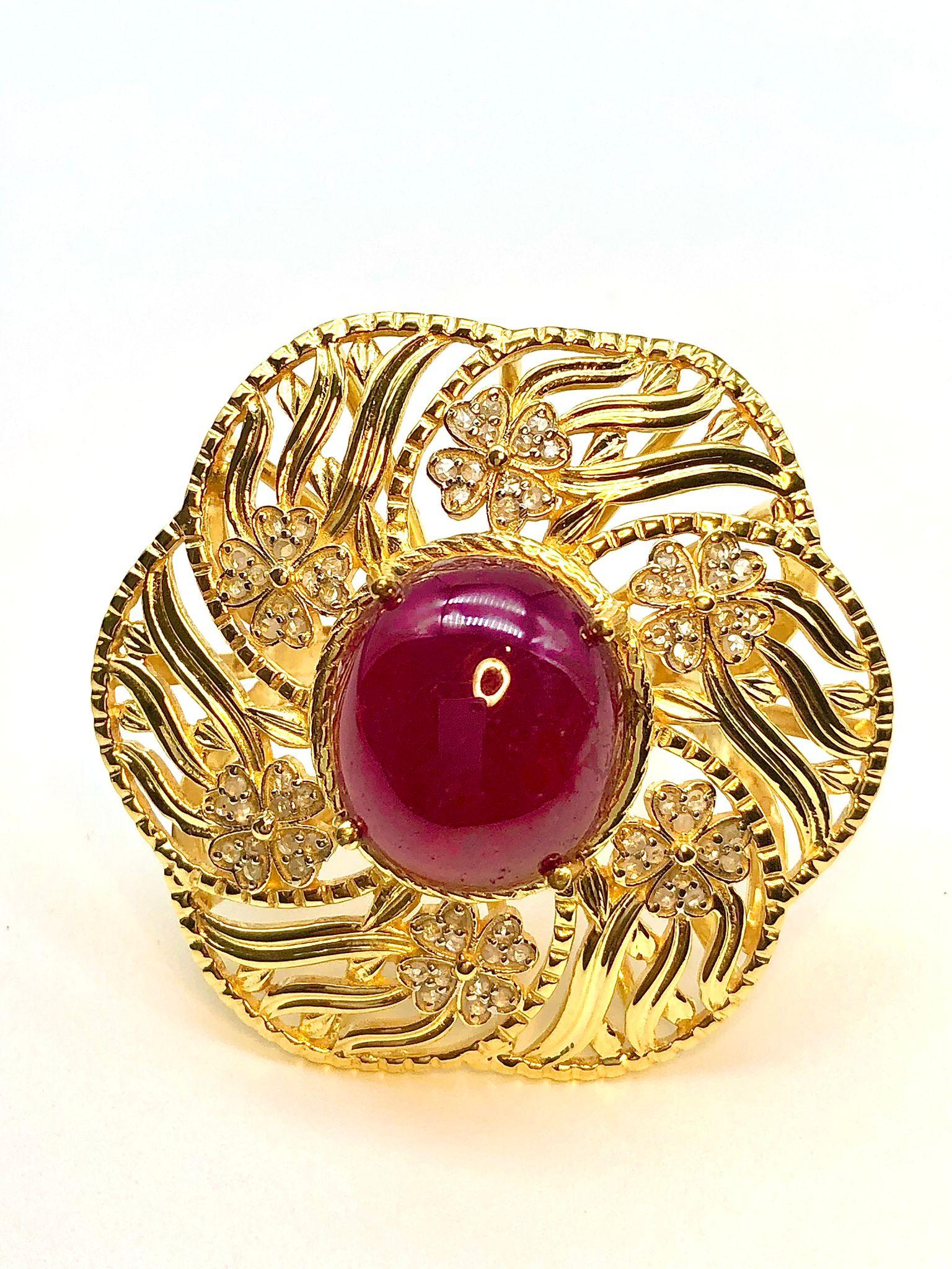 Anello da cocktail con rubino naturale e diamanti 