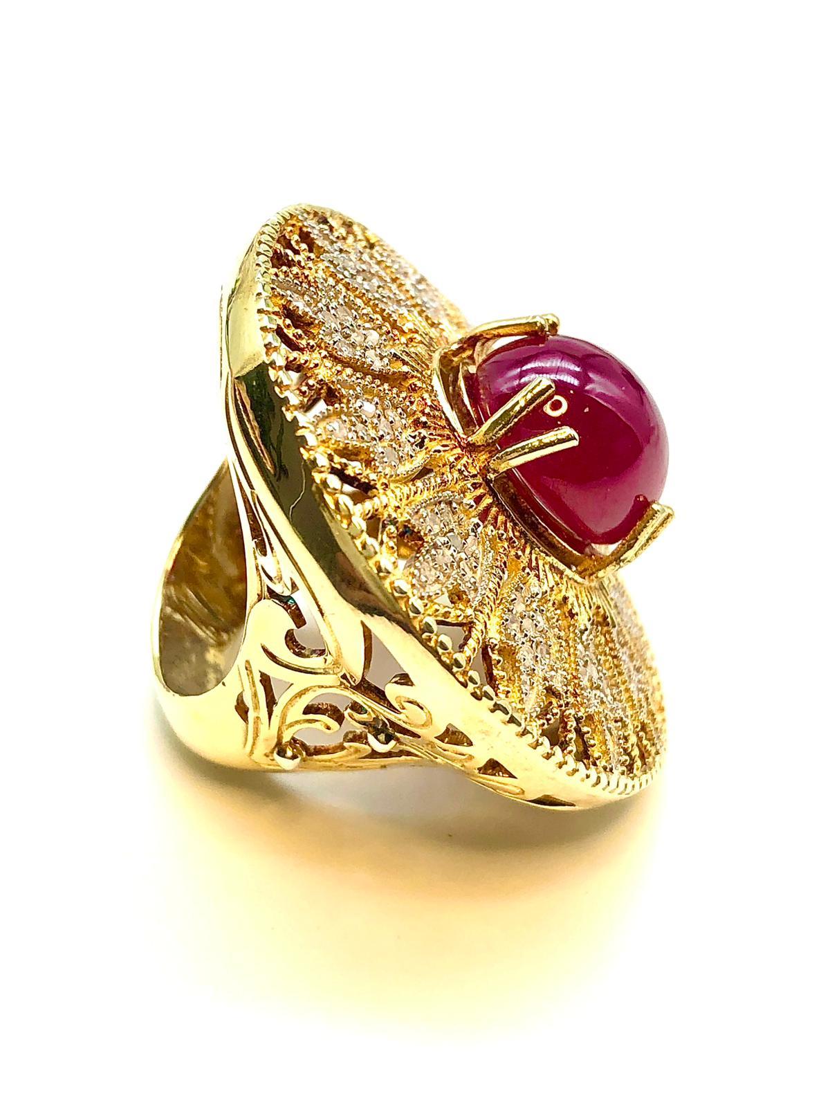 Cabochon Anello da cocktail con rubino naturale e diamanti 