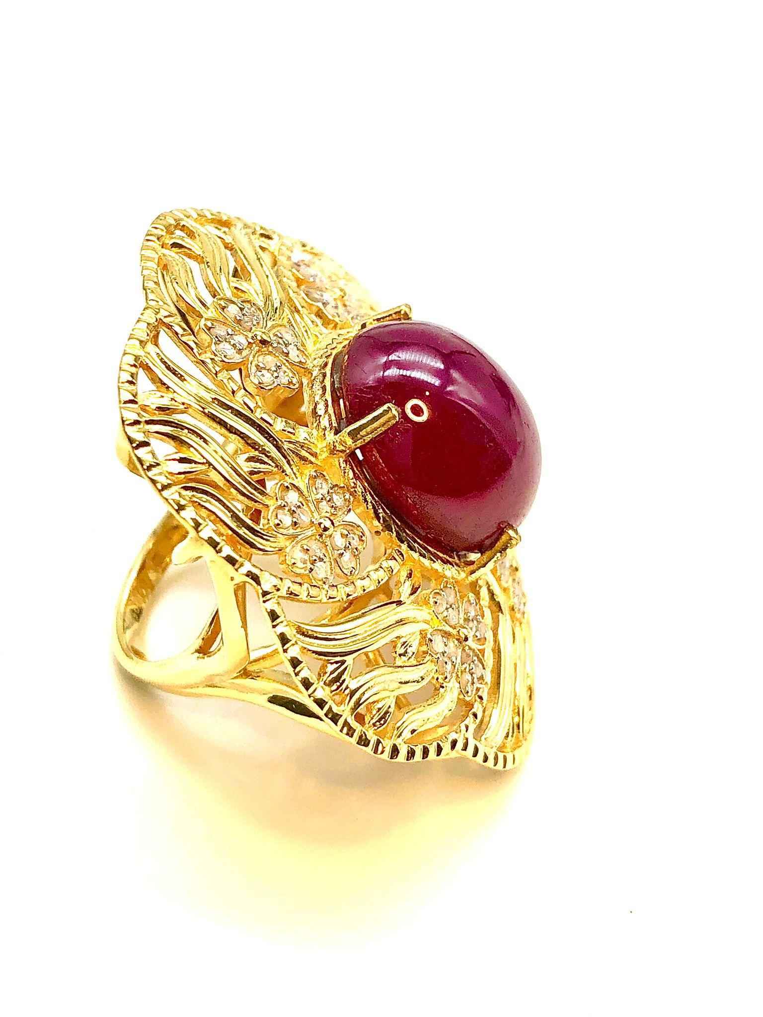 Anello da cocktail con rubino naturale e diamanti 
