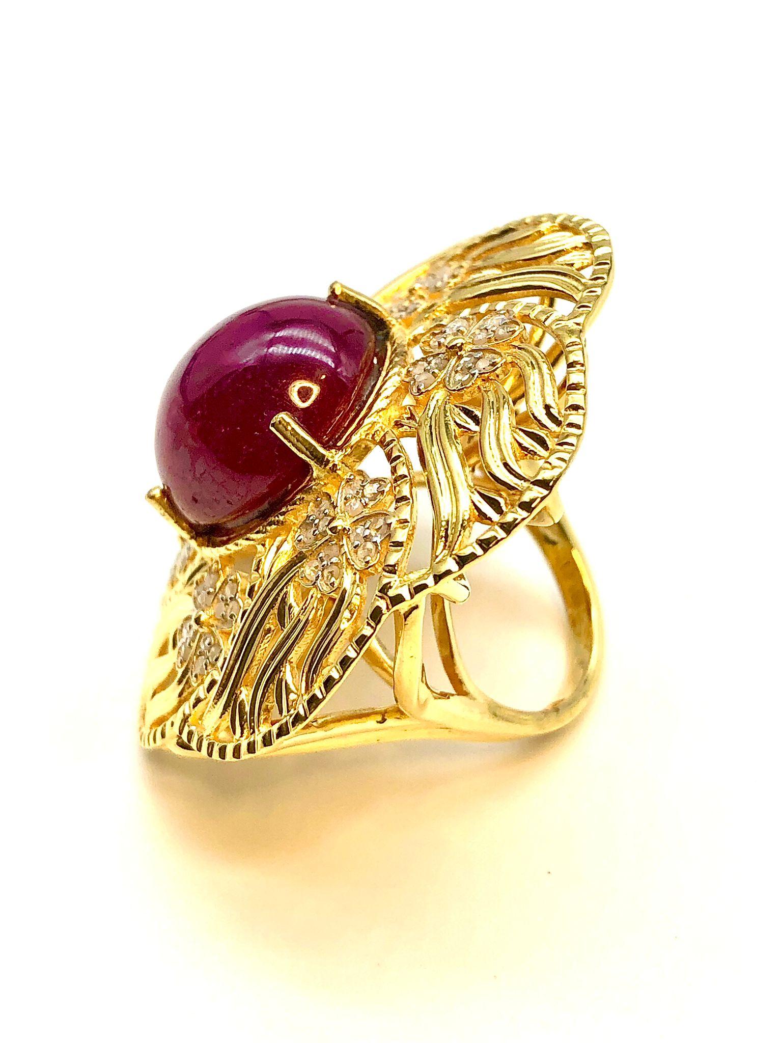 Anello da cocktail con rubino naturale e diamanti 