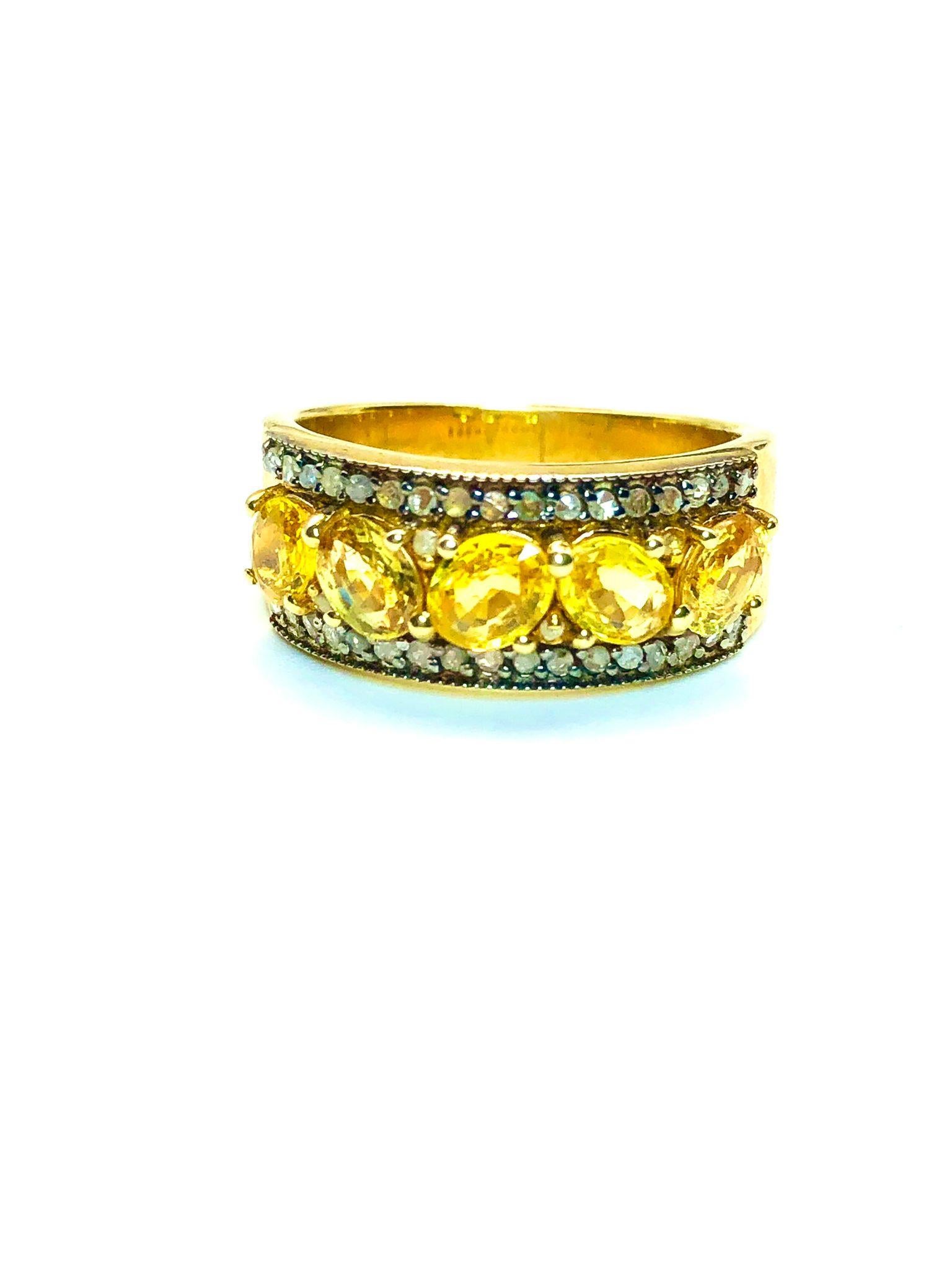 Anello a mezza fascia con zaffiro giallo naturale e diamanti 