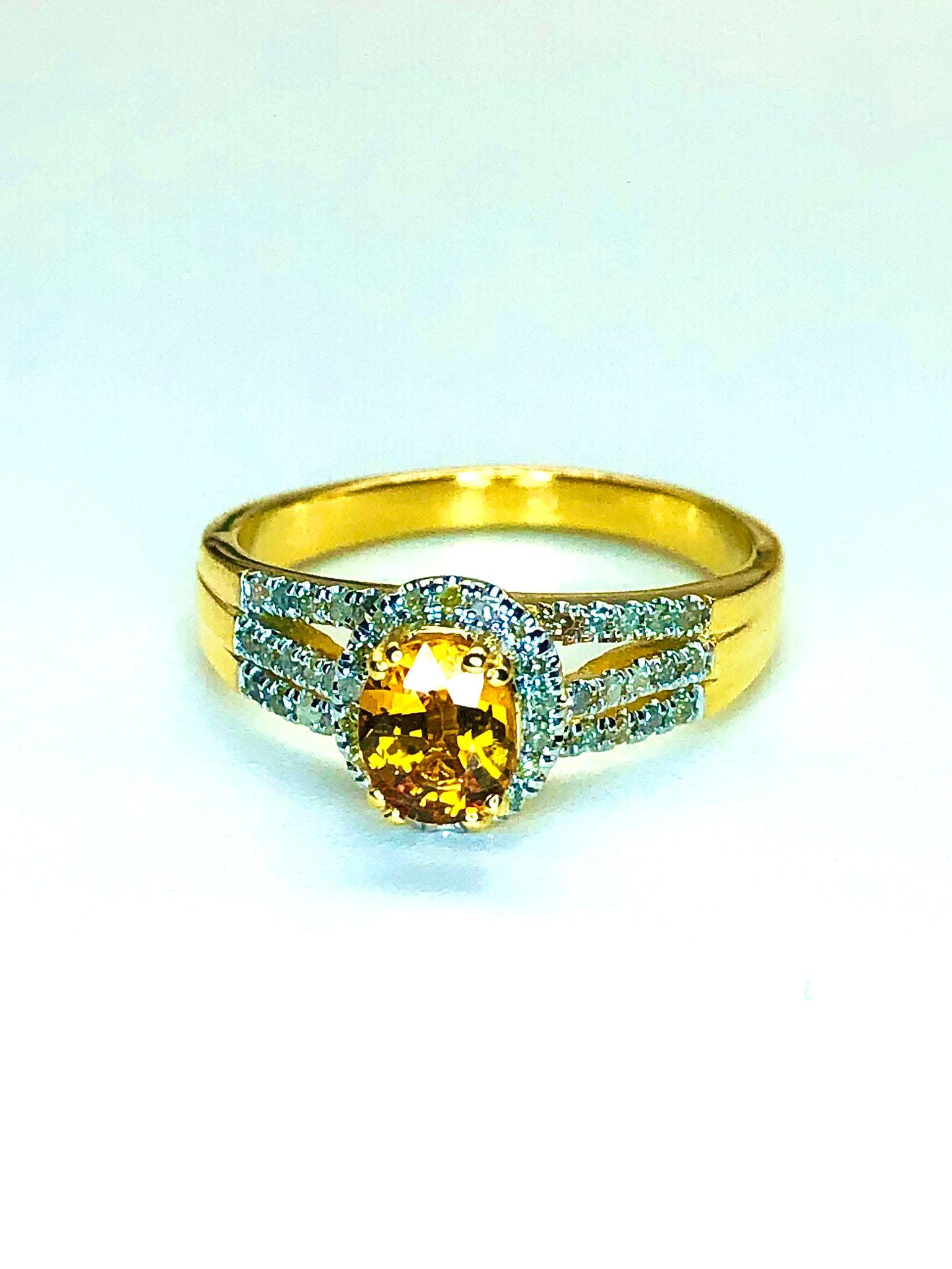 Taille ovale Bague Bochic Orient en or et argent 18 carats, saphir jaune naturel et diamants en vente