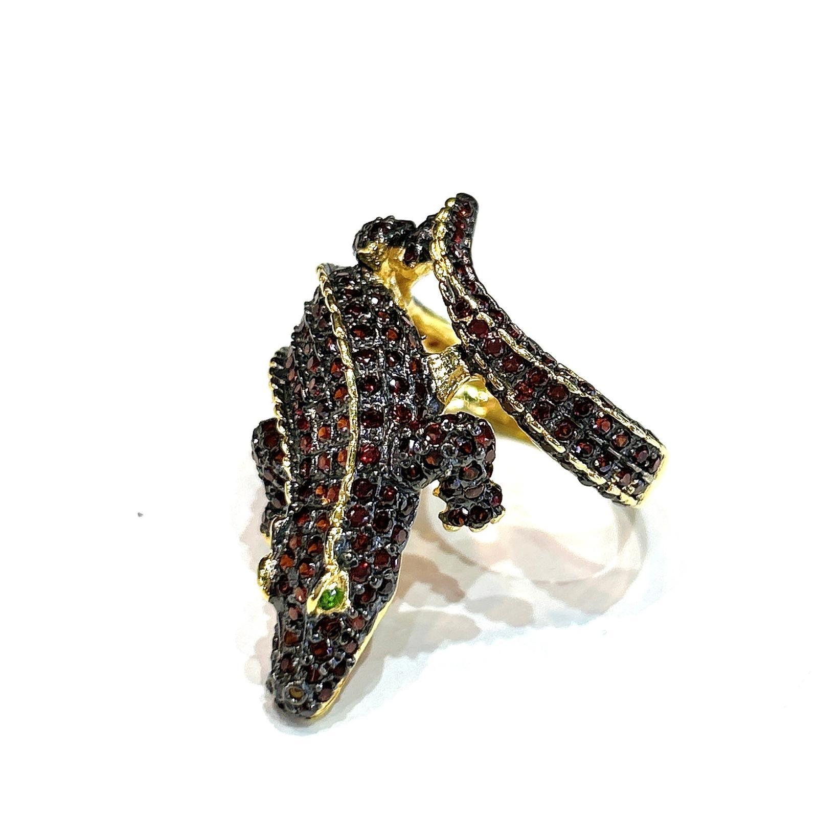 Bochic “Orient” Neoclassical Crocodile Red Garnet Ring Set 18K Gold & Silver In New Condition For Sale In New York, NY