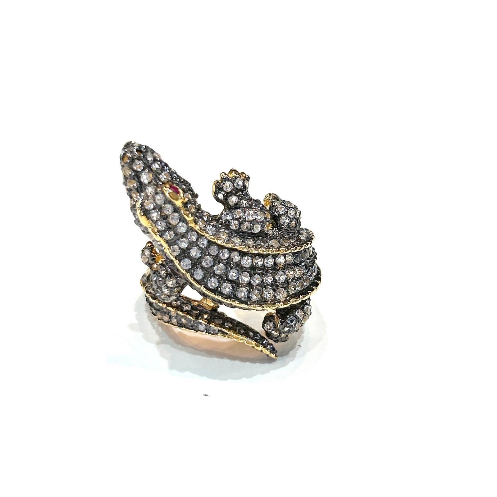 Bochic “Orient” Neoclassical Crocodile White Topaz Ring Set 18K Gold & Silver

Fantastic Oriental-style ring inspired by CARTIER Iconic Neoclassical “Crocodile” Collection

Natural White Topaz - 3 carats 
22.3 gram 

This Ring is from the 