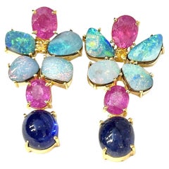 Juego de Pendientes Bochic "Oriente" Ópalo, Zafiros Azules y Rubí Oro y Plata de 18 K