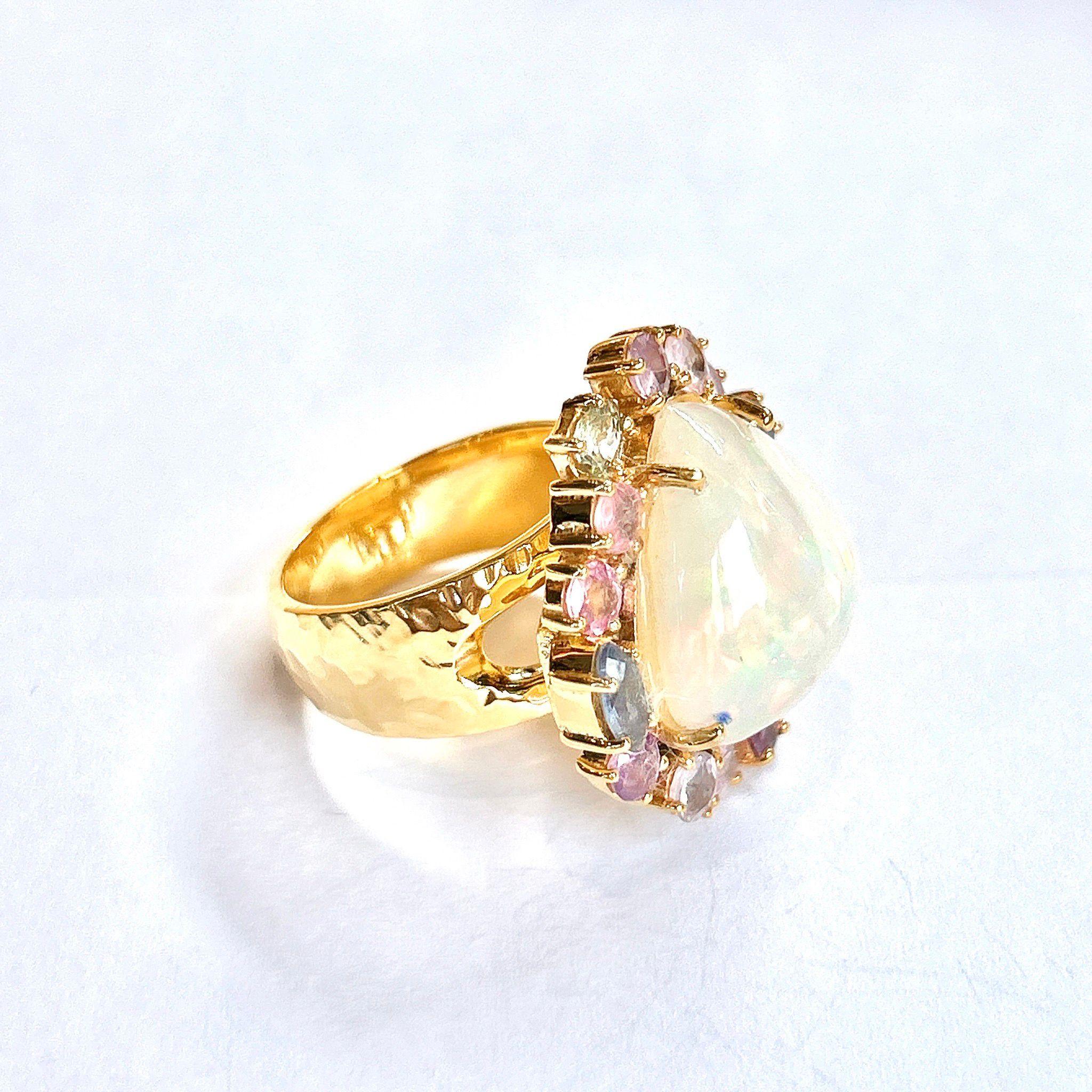 Bochic Orient opale et saphirs pastel multicolores fantaisie en or et argent 18 carats 

Grappe de saphirs fantaisie multicolores du Sri Lanka
Couleurs saphir 
Rose, jaune, vert, bleu clair, orange, lilas 
4 Carats 

Opale blanche - 19 Carats