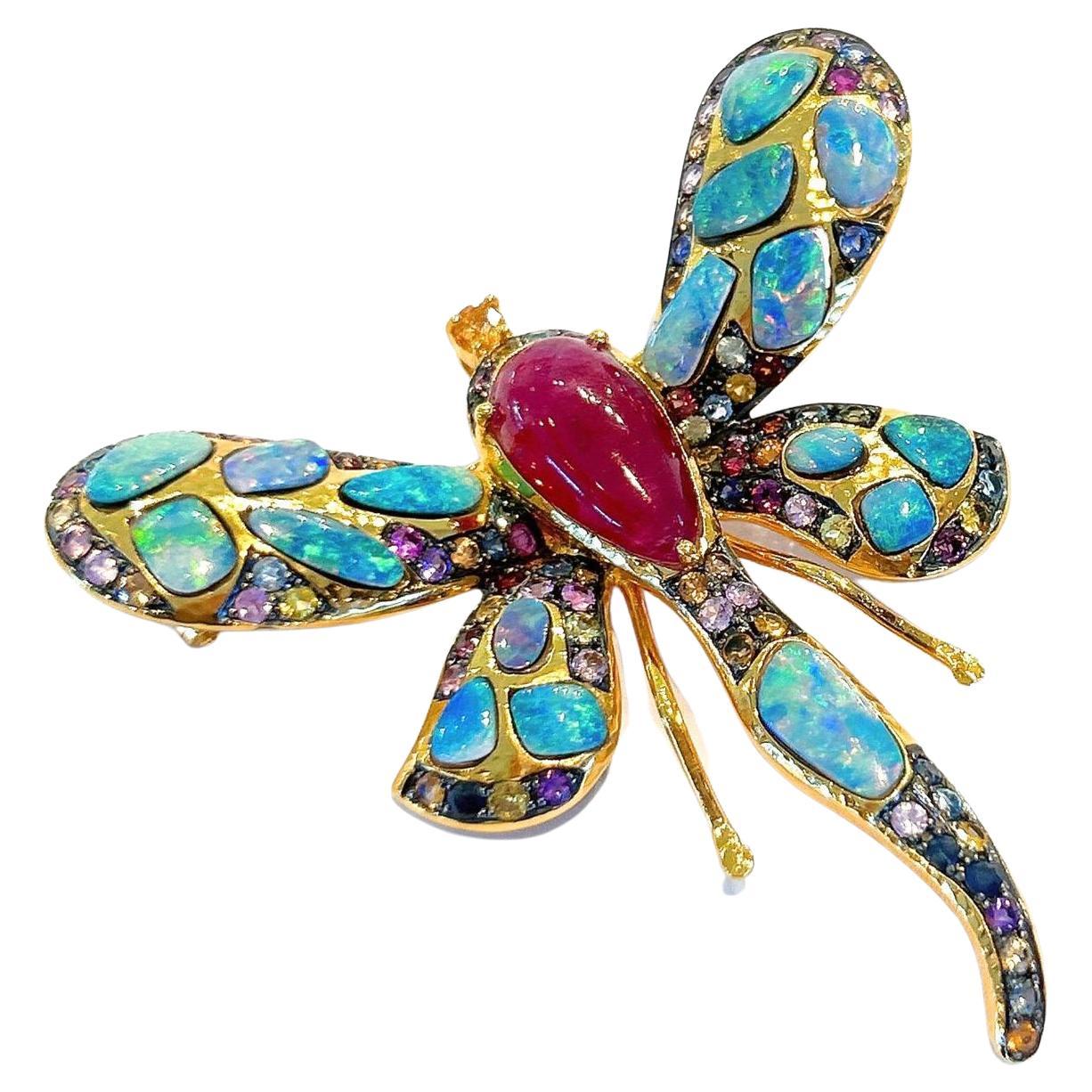 Bochic Orient Opale, rubis et saphirs multicolores sertis dans de l'or 18K et de l'argent 
Opales bleues naturelles d'Australie - 11 carats 
Rubis rouge naturel serti au centre, en forme de poire - 6 carats 
Saphirs ronds brillants multicolores