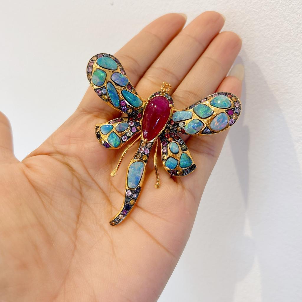 Belle Époque Bochic Orient Opale, rubis et saphirs multicolores sertis dans de l'or 18K et de l'argent en vente