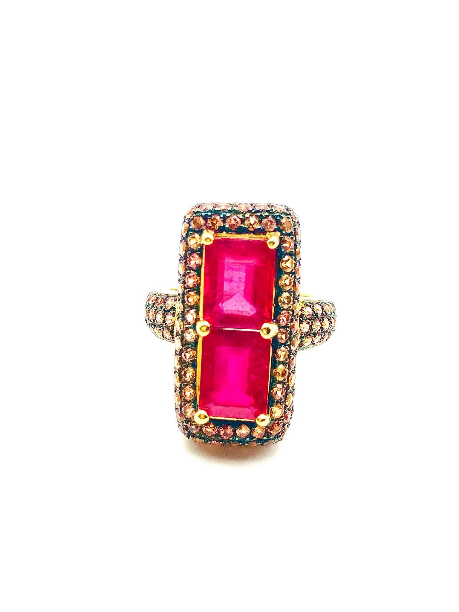 Anello da cocktail con zaffiro arancione e rubino di Bochic 