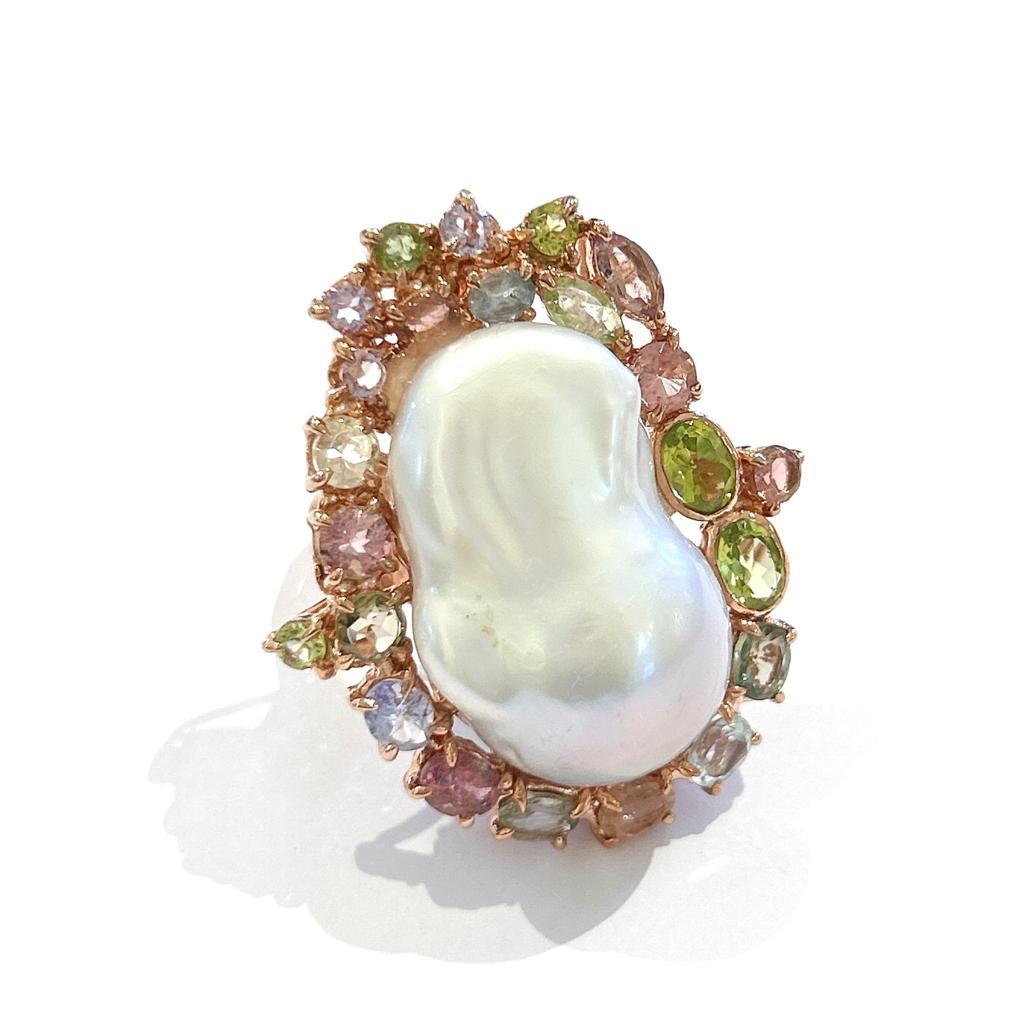 Bochic “Orient” Pearl & Multi Color Natural Sapphires Set In 18K Pink Gold & Silver 

South Sea White Pearl with Cream and Pink tones 
Multi color natural Sapphires from Sri Lanka 
4 Carats 


This Ring is from the 
