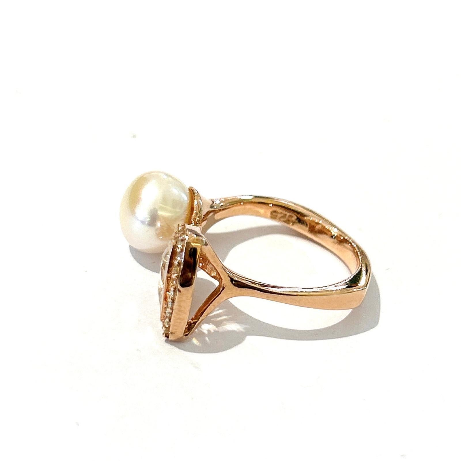 Bochic “Orient” Pearl & Natural Trillion White Topaz Ring 18K Gold & Silver In New Condition For Sale In New York, NY