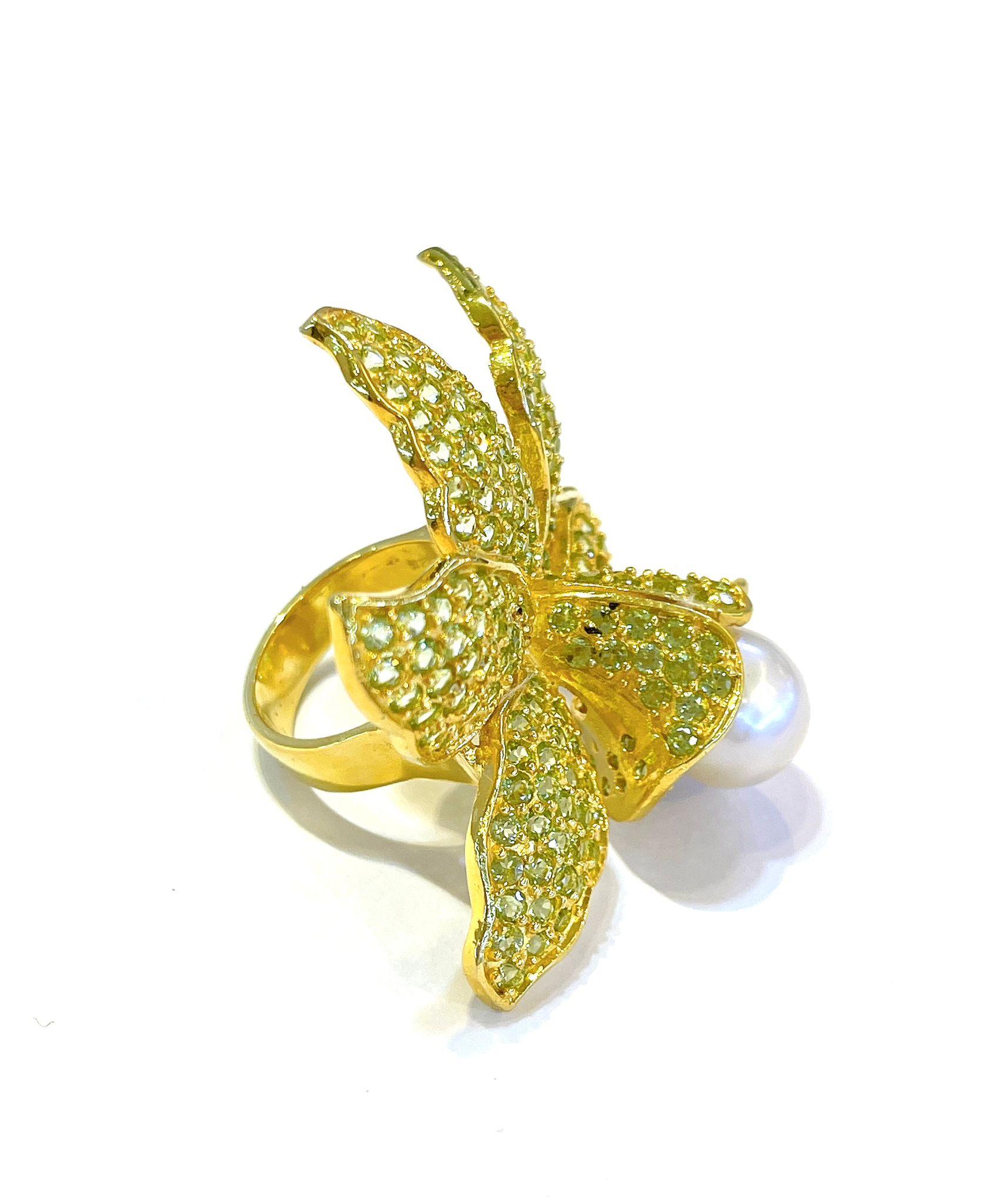 Brilliant Cut Bochic “Orient” Peridot & Pearl Cocktail Ring set in 18K Gold & Silver For Sale