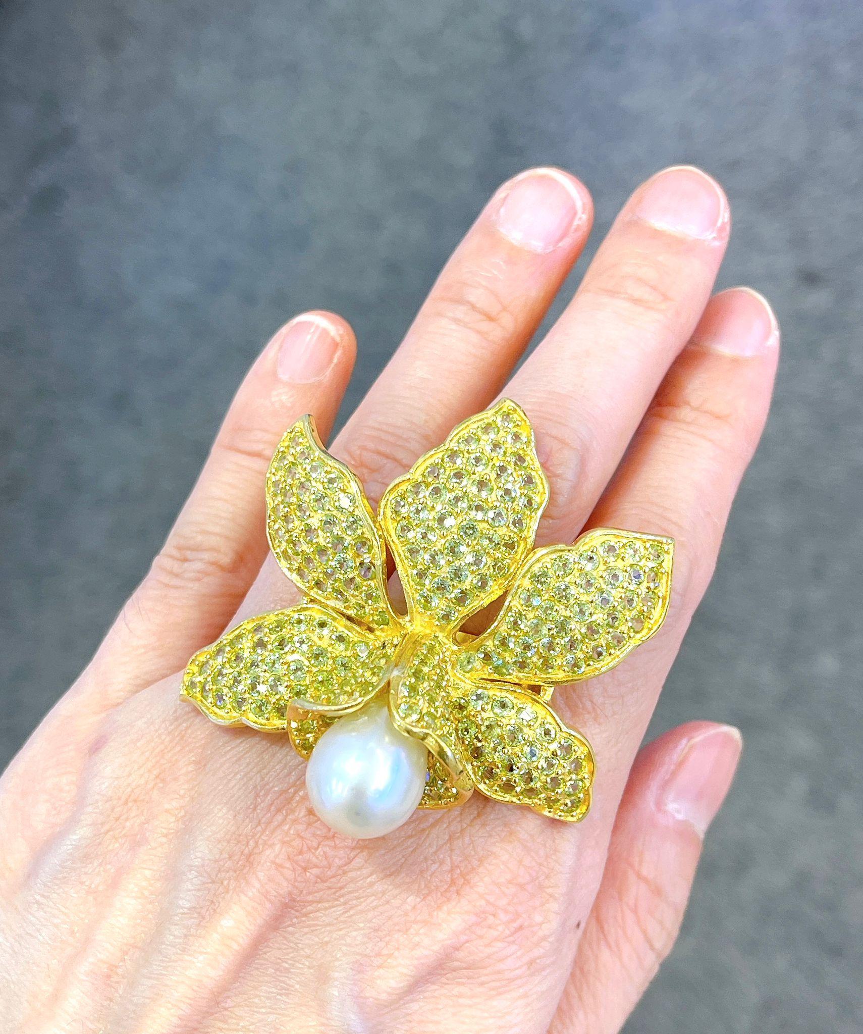 Bochic “Orient” Peridot & Pearl Cocktail Ring set in 18K Gold & Silver In New Condition For Sale In New York, NY
