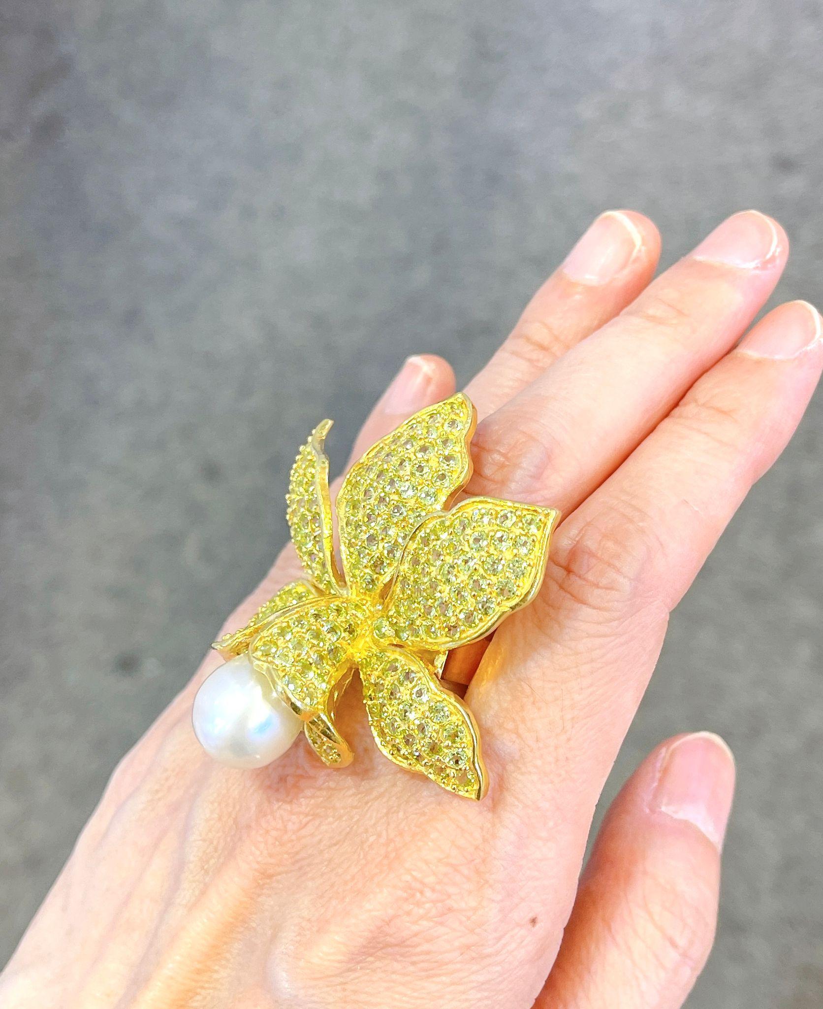 Women's or Men's Bochic “Orient” Peridot & Pearl Cocktail Ring set in 18K Gold & Silver For Sale