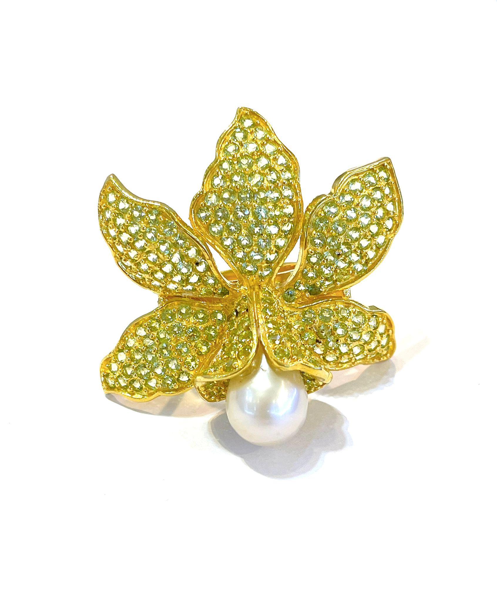 Bochic “Orient” Peridot & Pearl Cocktail Ring set in 18K Gold & Silver For Sale 1