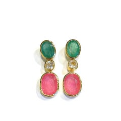 Orecchini Bochic "Orient" con rubino rosa e smeraldo in oro giallo 18 carati e A. Silver