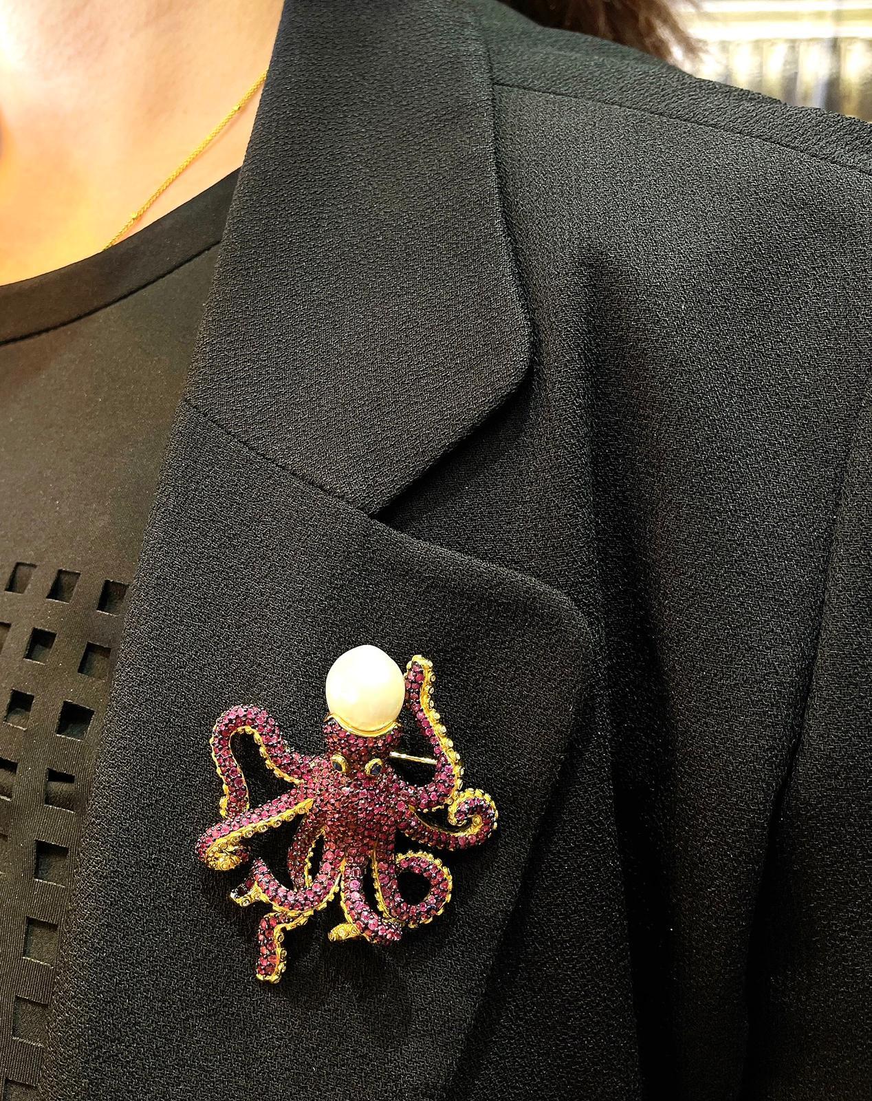 Bochic “Orient” Pink Sapphire & South Sea Pearl Brooch Set 18K Gold & Silver 

Can be worn as Brooch or Pendant 

Natural Pink Sapphire - 5 carat  
Blue Sapphire 
South Sea White Pearl with Pink Tone 

The Brooch is from the 