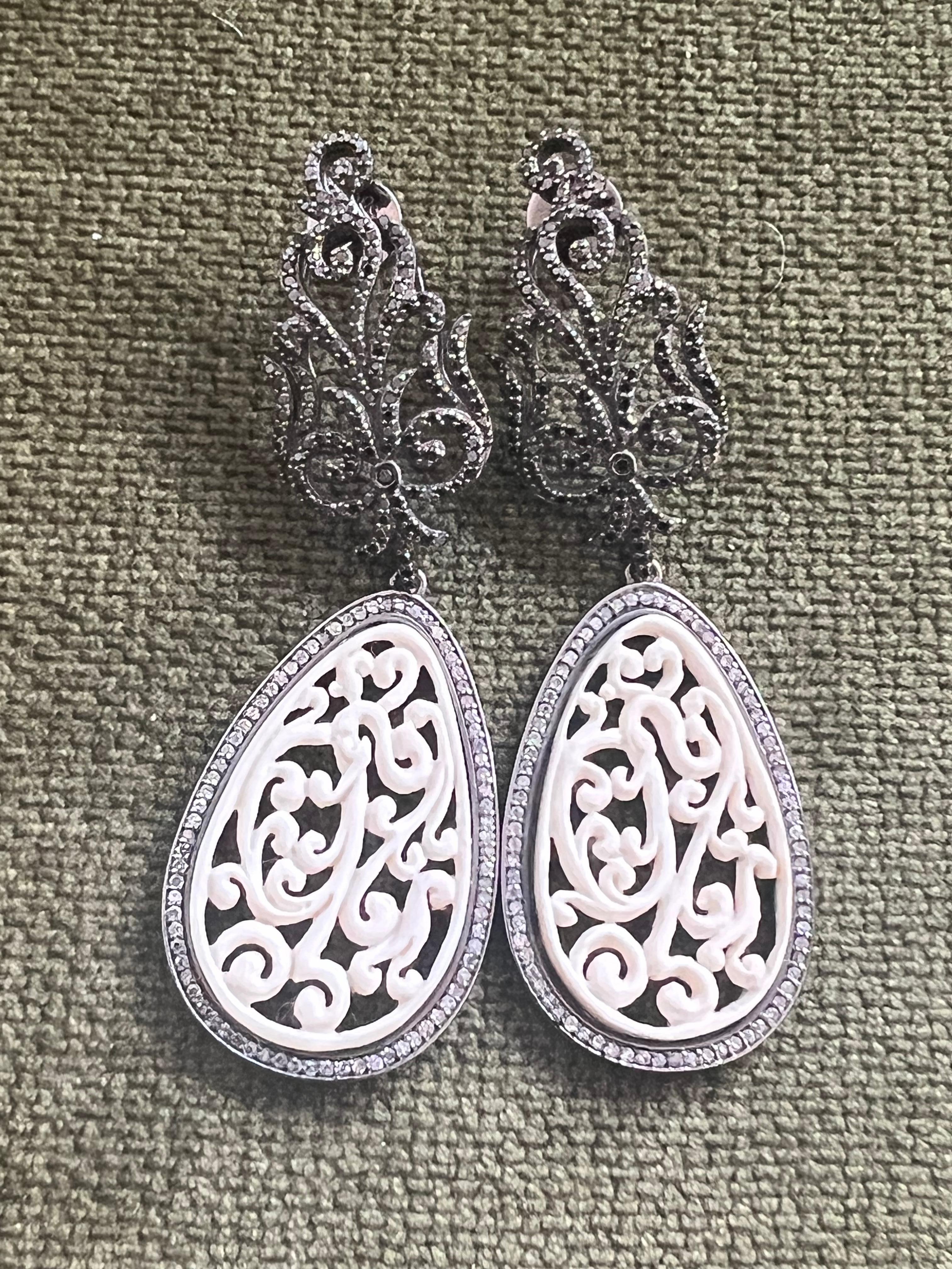 Taille brillant Boucles d'oreilles Orient Pre Historic Mammouth Carving & Black Diamond 18K en vente