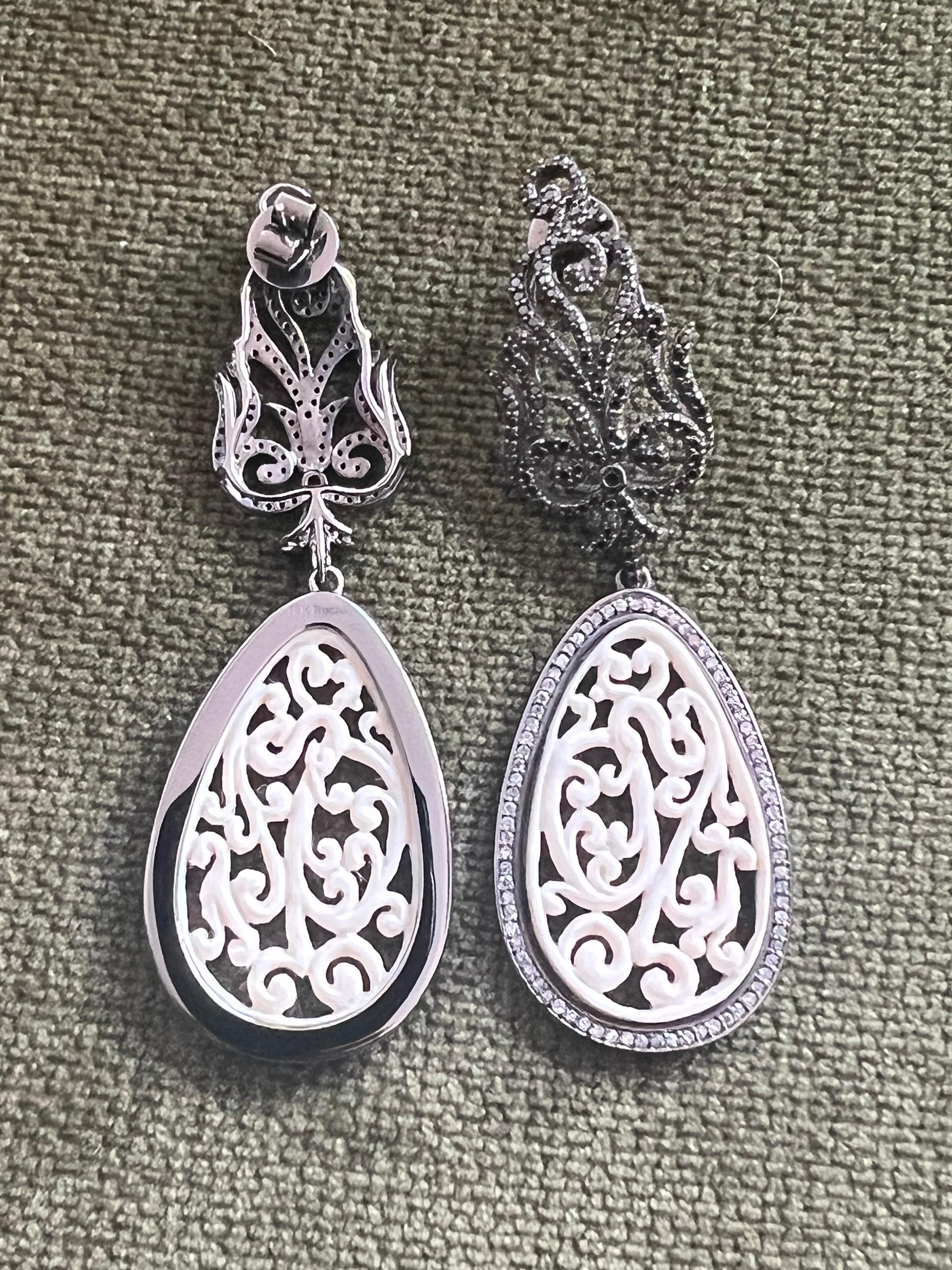 Boucles d'oreilles Orient Pre Historic Mammouth Carving & Black Diamond 18K en vente 1