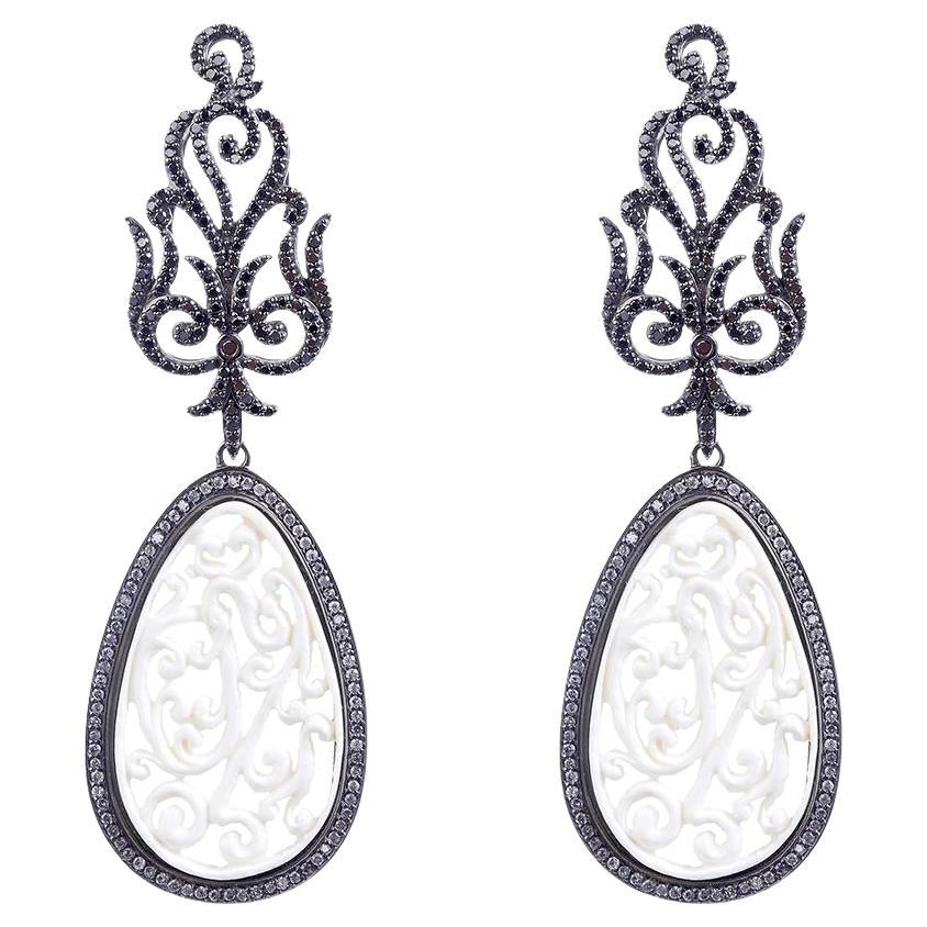 Boucles d'oreilles Orient Pre Historic Mammouth Carving & Black Diamond 18K en vente