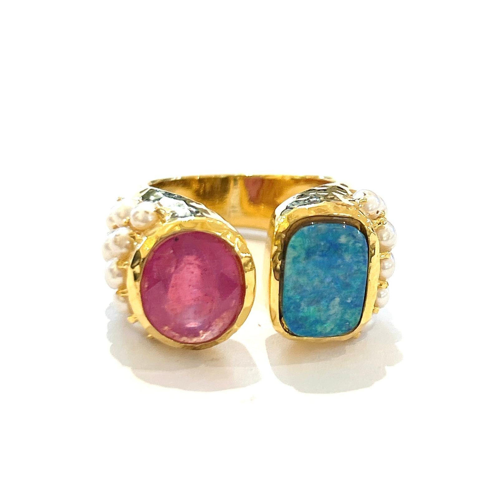Bague Bochic Orient en or jaune 18 carats, rubis rouge et opale australienne 

Rubis rouge naturel - 1,50  carats 
Opale bleue d'Australie - 1,00 carats 

Cette bague fait partie de la collection de voyage 