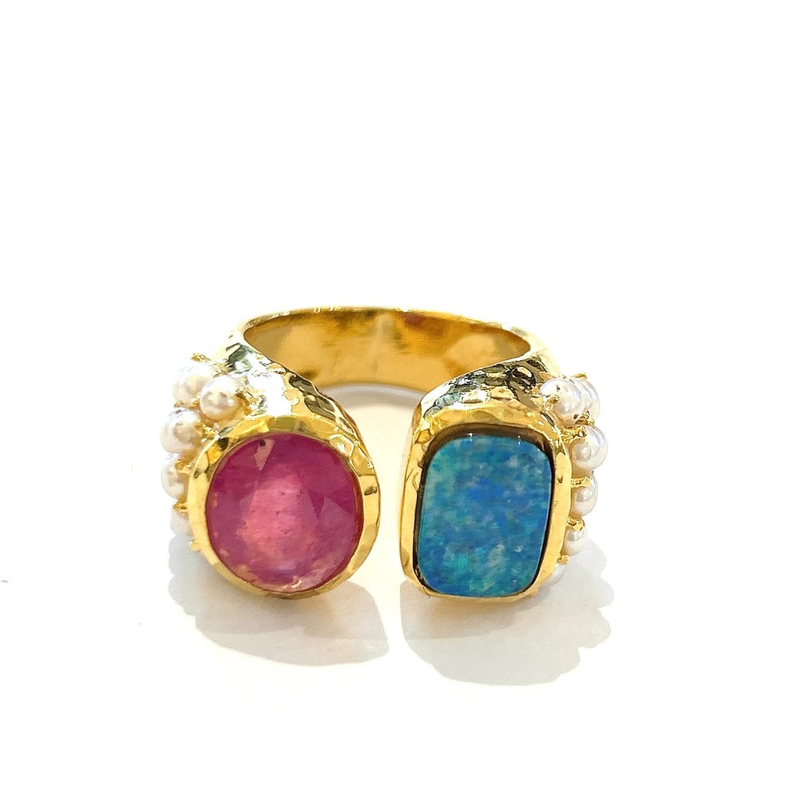 Bague Bochic Orient en or jaune 18 carats, rubis rouge et opale australienne Neuf - En vente à New York, NY