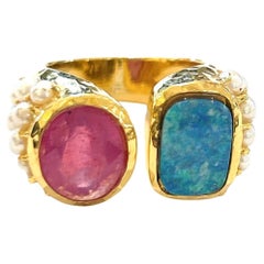 Bochic Orient Ring aus 18 Karat Gelbgold und Silber mit rotem Rubin und australischem Opal