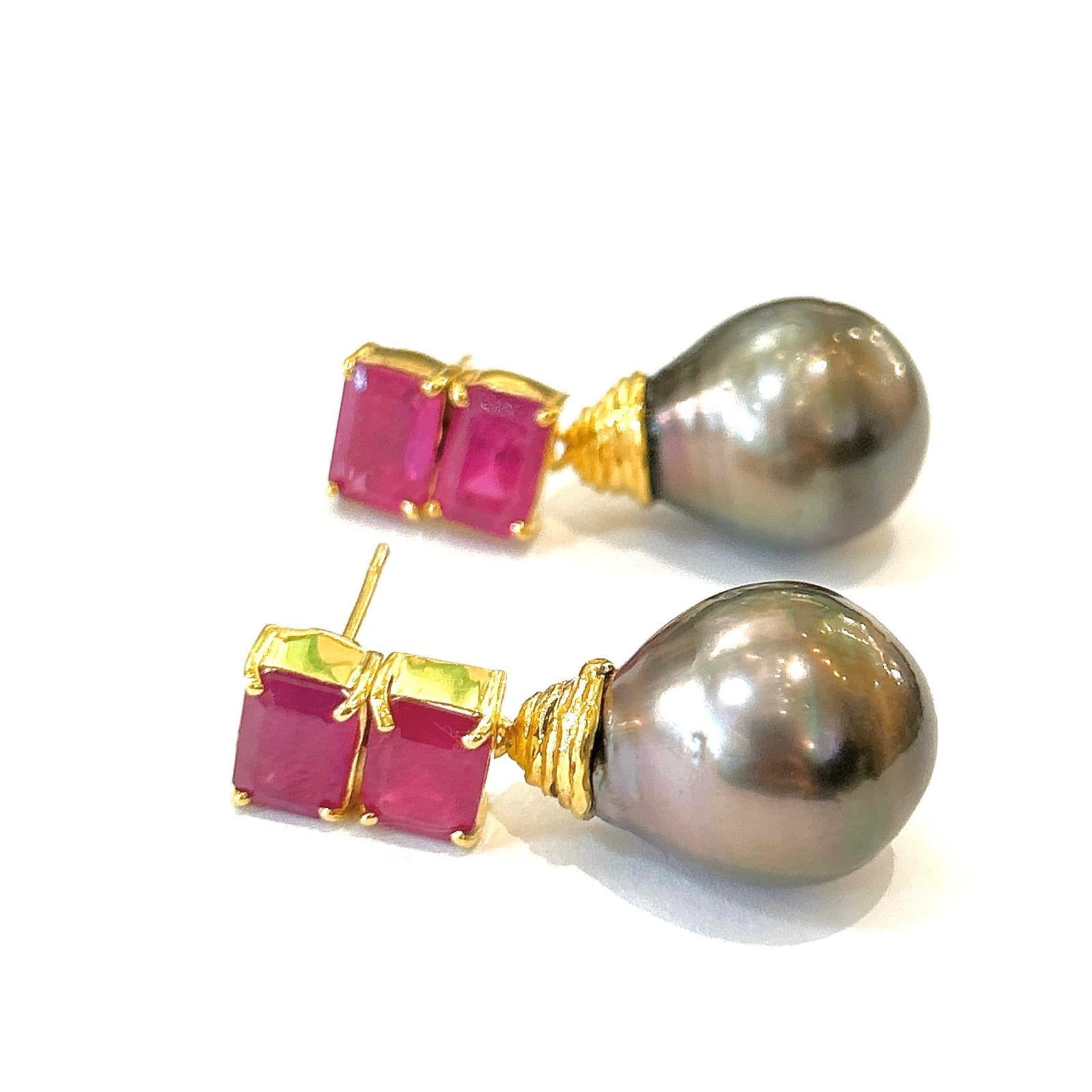 Bochic Orient-Ohrringe aus 18 Karat Gold und Silber mit rotem Rubin und Perlen im Smaragdschliff (Barock) im Angebot