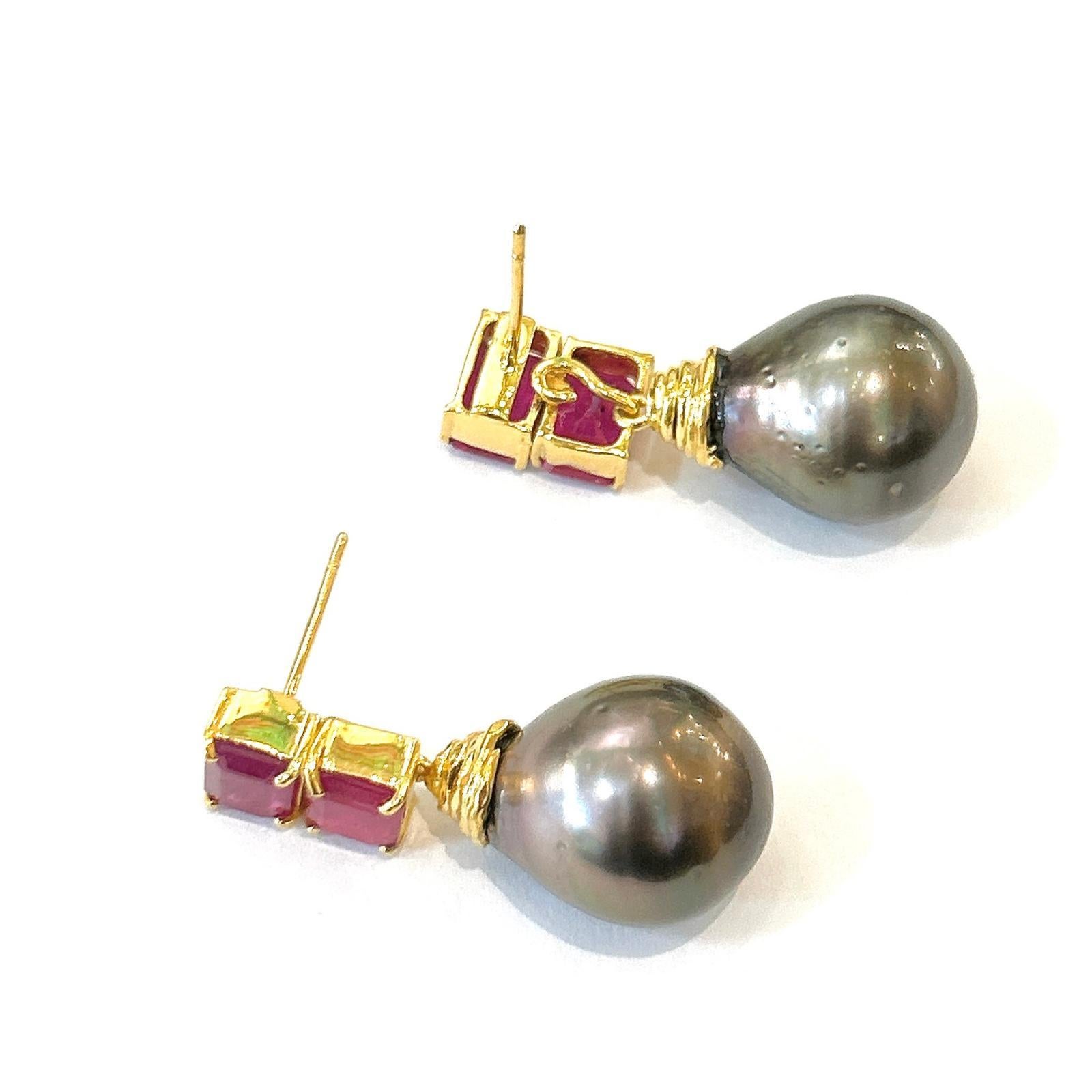 Bochic Orient-Ohrringe aus 18 Karat Gold und Silber mit rotem Rubin und Perlen im Smaragdschliff im Zustand „Neu“ im Angebot in New York, NY