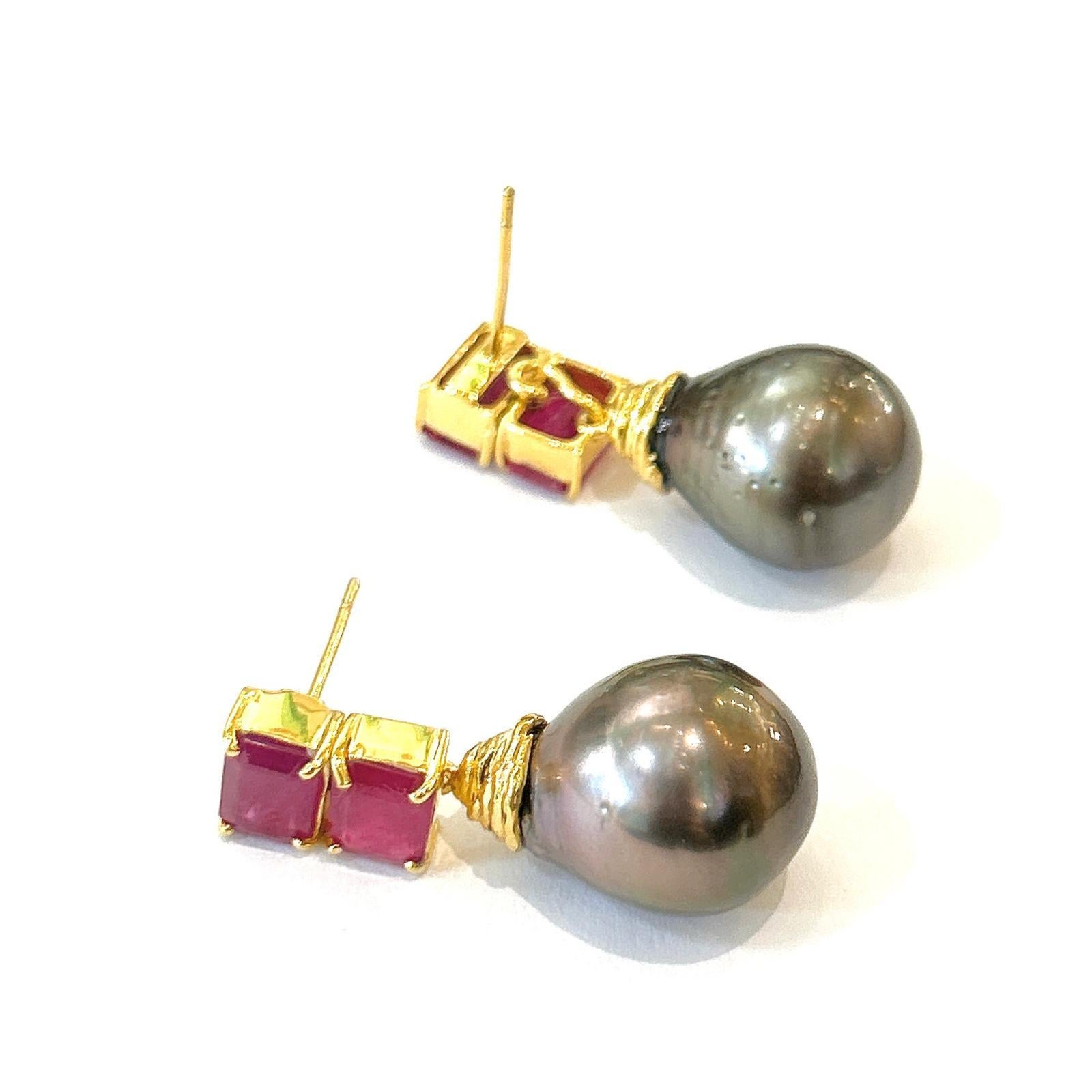 Bochic Orient-Ohrringe aus 18 Karat Gold und Silber mit rotem Rubin und Perlen im Smaragdschliff für Damen oder Herren im Angebot