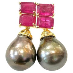 Bochic Orient-Ohrringe aus 18 Karat Gold und Silber mit rotem Rubin und Perlen im Smaragdschliff