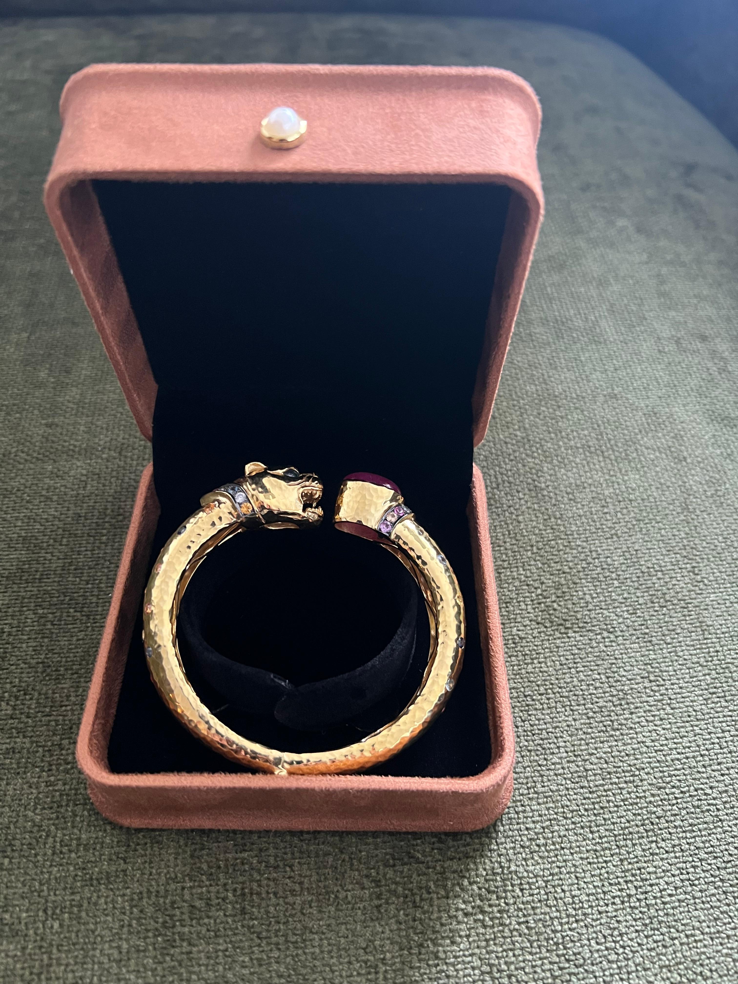 Bochic “Orient” Red Ruby & Multi Sapphire Dragon Bangle Set In 18K Gold & Silver

Red Ruby Oval Shape - 9 Carat 
Multi color sapphires from Sri Lanka 
1 Carat 
Colors: Pink, Orange, Blue, Rose, Yellow, Green 

The bangle has an open and close leaver