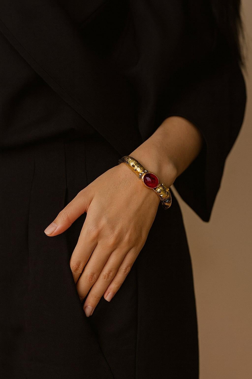 Bochic “Orient” Red Ruby & Multi Sapphire Dragon Bangle Set In 18K Gold & Silver For Sale 14