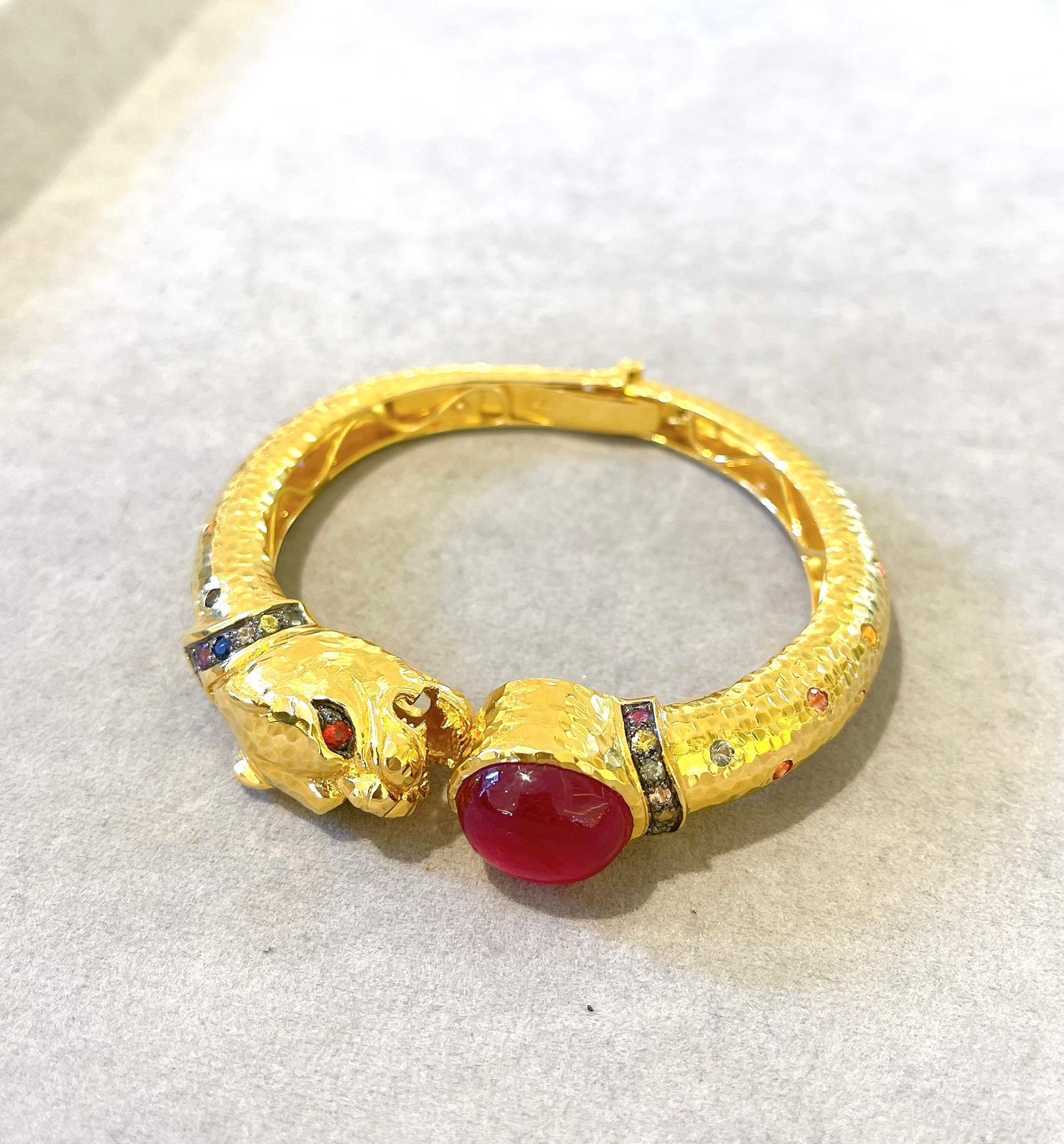 Baroque Bracelet jonc dragon Bochic Orient en or et argent 18 carats serti de rubis rouge et de plusieurs saphirs en vente