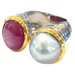 Anillo Bochic "Orient" de rubí rojo y perla blanca del sur, oro blanco y plata de 18 quilates