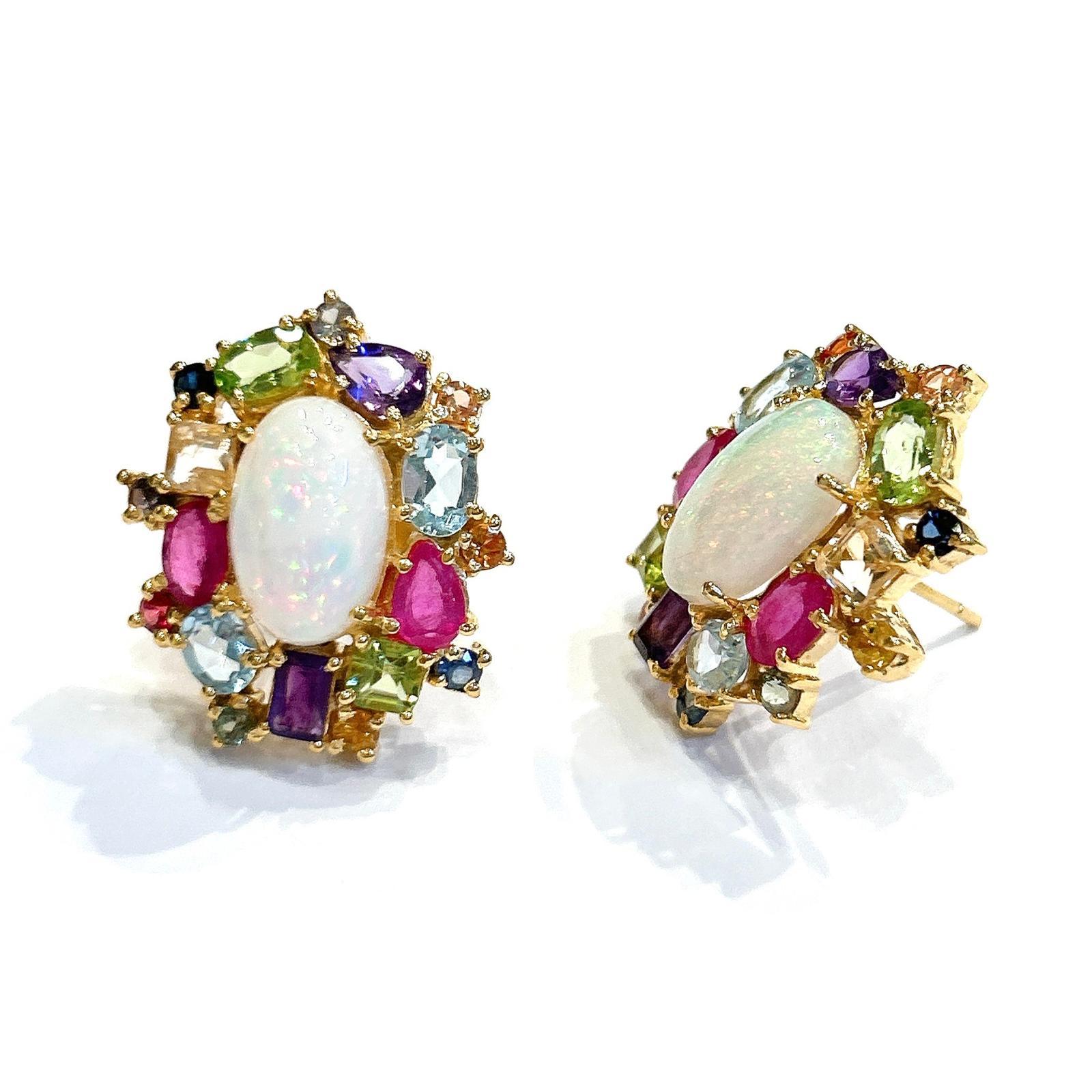 Bochic Orient Retro Opal-, Rubin- und Amethyst-Ohrringe aus 18 Karat Gold und Silber 

Natürlicher lila Amethyst - 2 Karat  
Natürlicher weißer Opal, Cabochon-Form - 7 Karat
Natürlicher weißer Topas, Peridot, blauer Topas, Saphire 
6 Karat 

Die