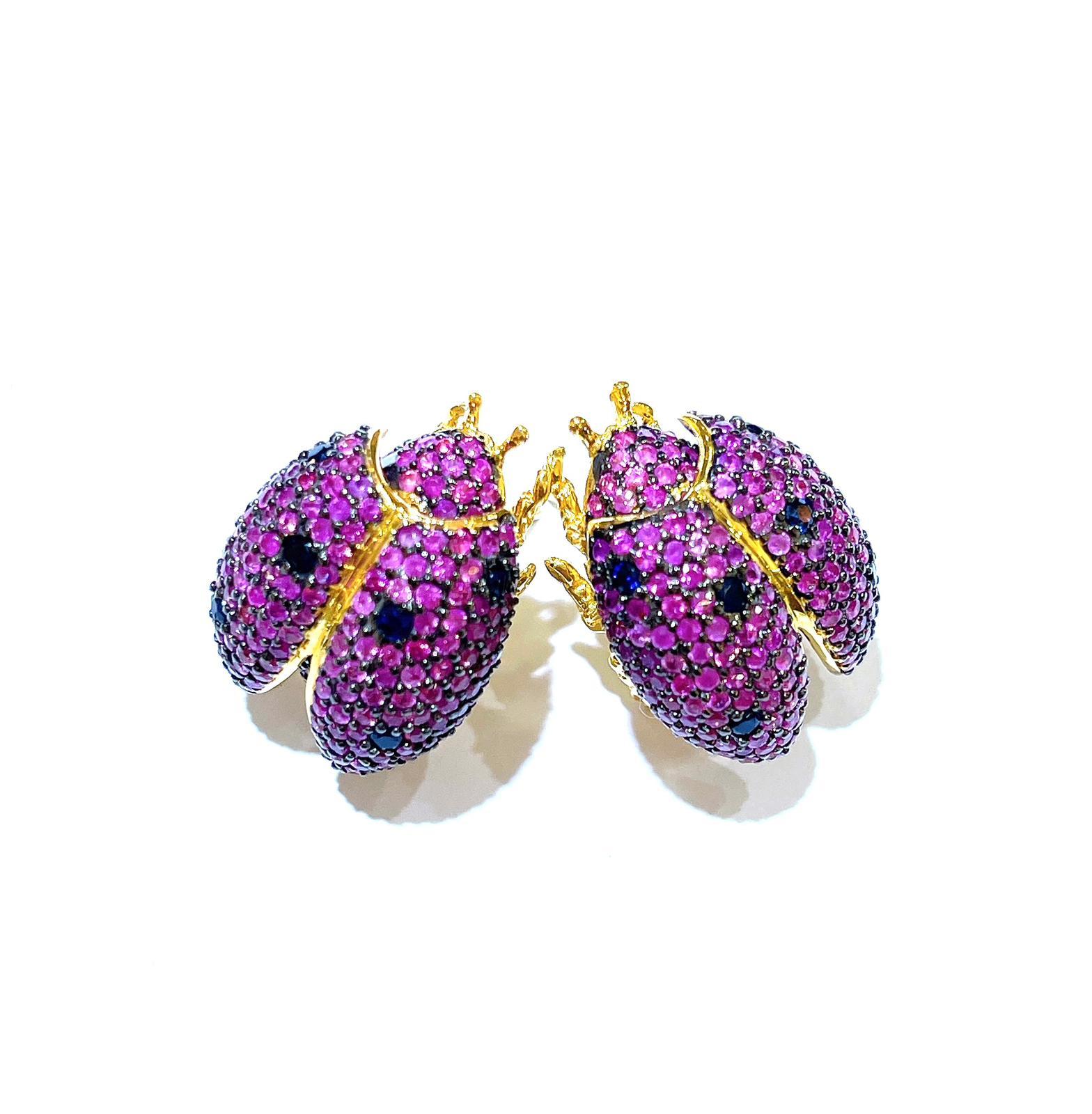 Bochic “Orient” Retro Pink Sapphire Beatle Earrings Set In 18K Gold & Silver 

Fancy pink sapphire from Sri Lanka - 7.60 carat 
Black fancy sapphire 


The earrings from the 