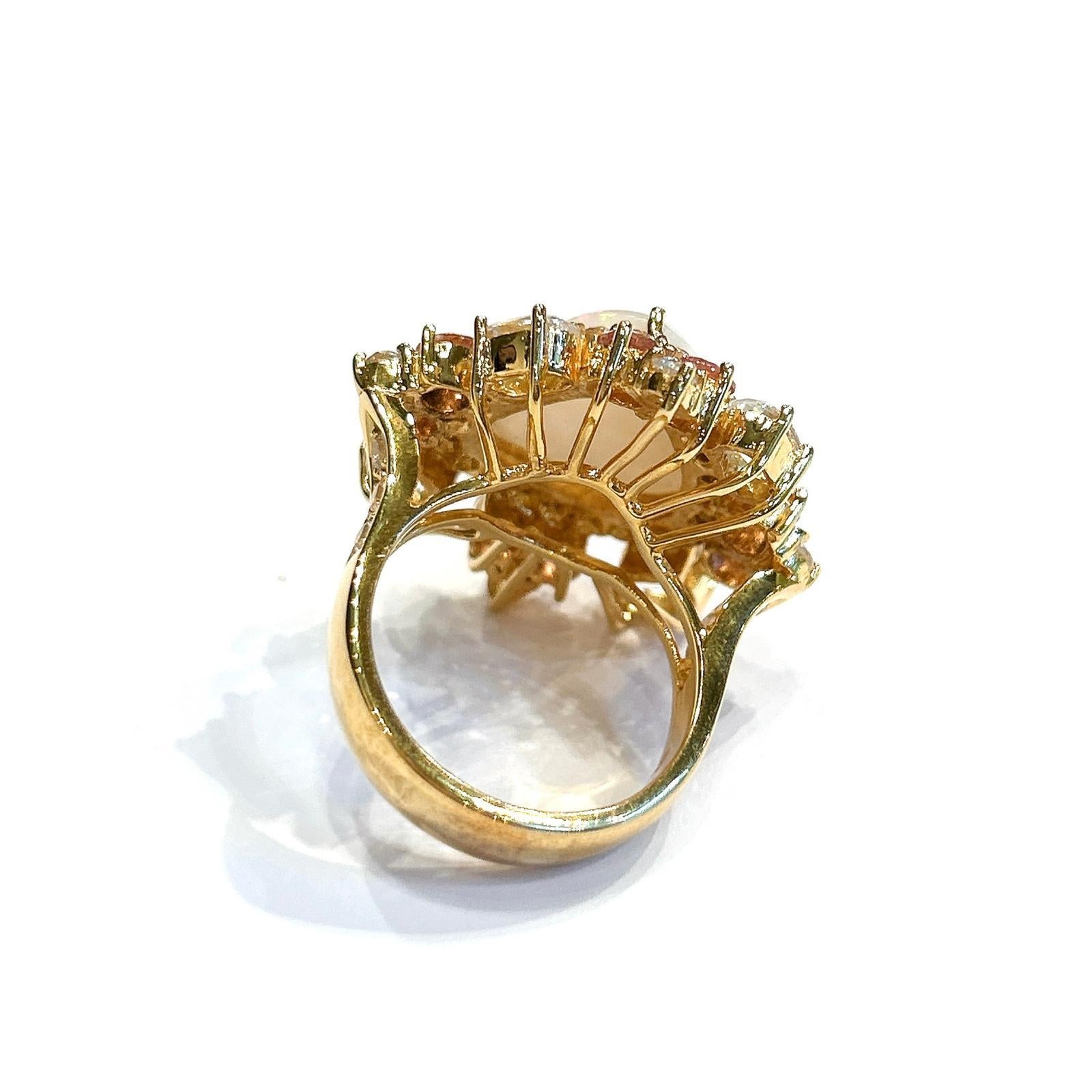 Bague cocktail Bochic Orient Rose Rodorite & Fire Opal, or blanc 18 carats et argent

Rodorite rose naturelle  - 2 carats 
Opale de feu naturelle - 5 carats
Topaze blanche naturelle - 3 carats 
16,3 grammes 

Cette bague fait partie de la collection