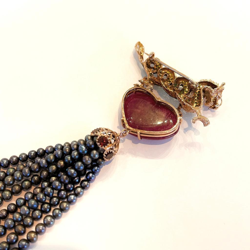 Bochic Orient-Brosche aus 18 Karat Gold und Silber mit Rubin und schwarzer Perle (Cabochon) im Angebot
