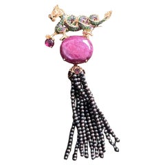 Bochic Orient Broche en or et argent 18 carats sertie de rubis et de perles noires