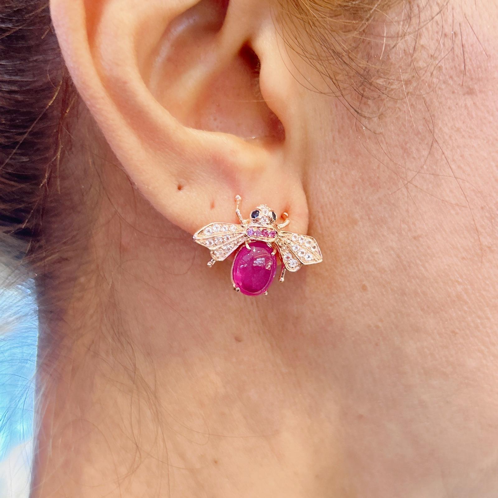 Bochic “Orient” Ruby Earrings with White Topaz & Blue Sapphire Set in 22k Gold In New Condition For Sale In New York, NY