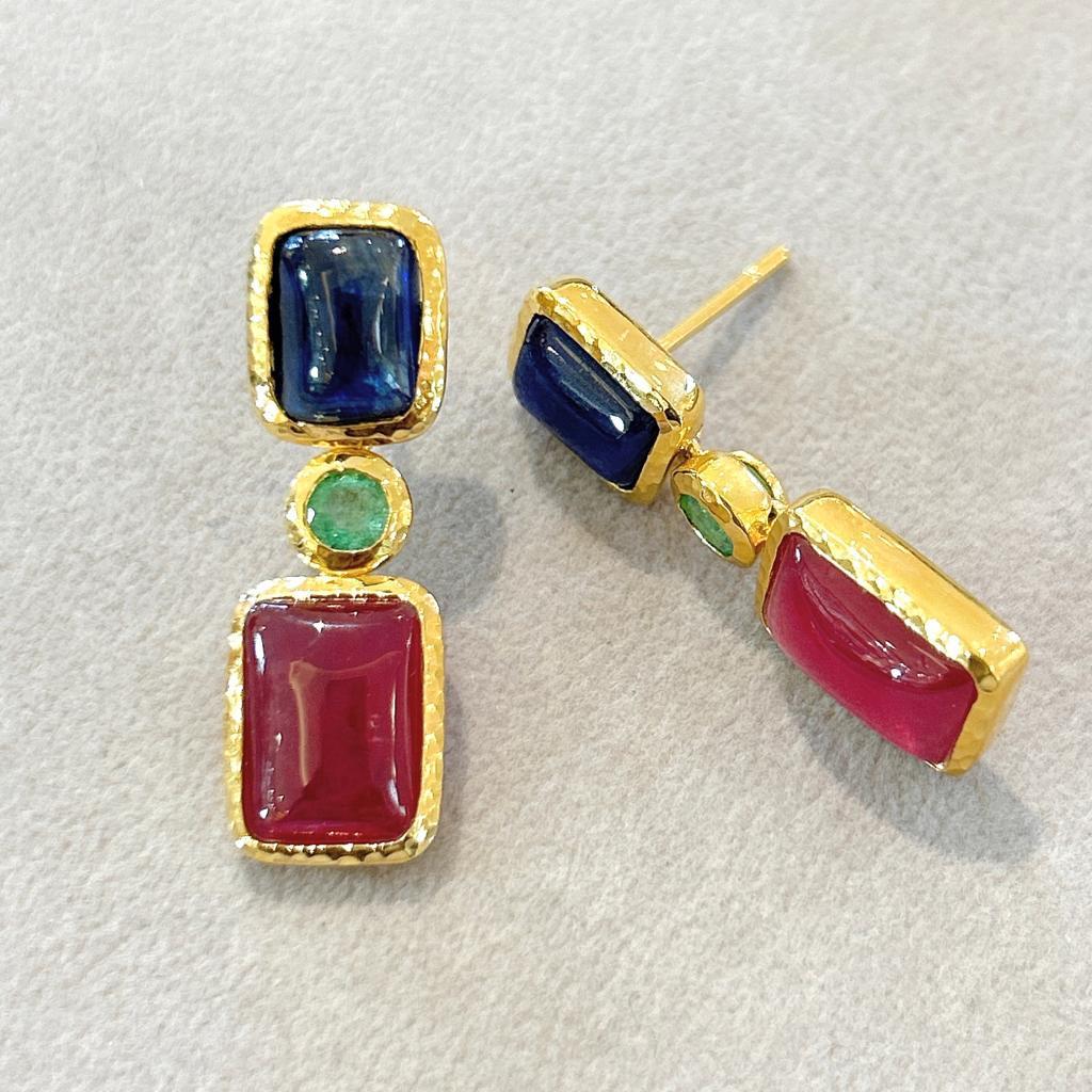 Bochic Orient-Ohrringe aus 18-karätigem Gold und Silber mit Rubin, Smaragd und Saphir  (Cabochon) im Angebot