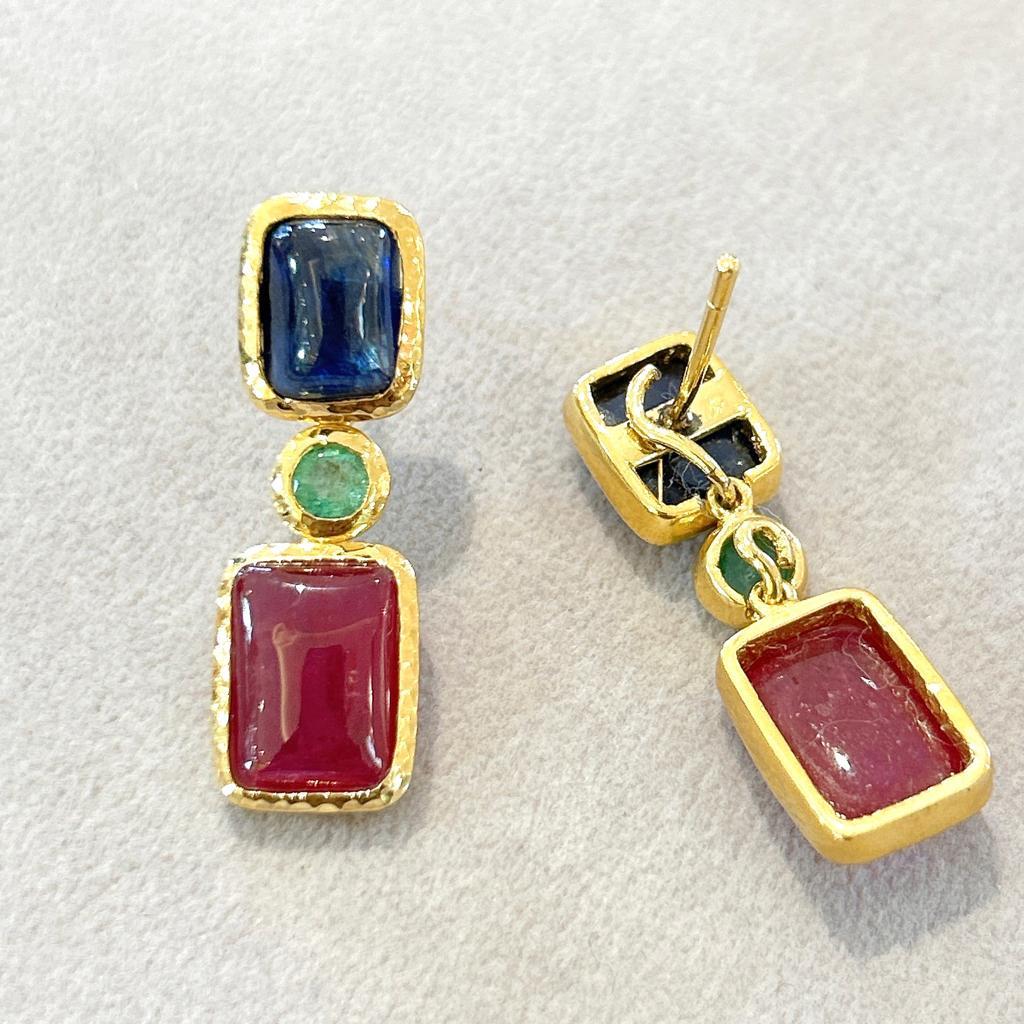 Bochic Orient-Ohrringe aus 18-karätigem Gold und Silber mit Rubin, Smaragd und Saphir  im Zustand „Neu“ im Angebot in New York, NY