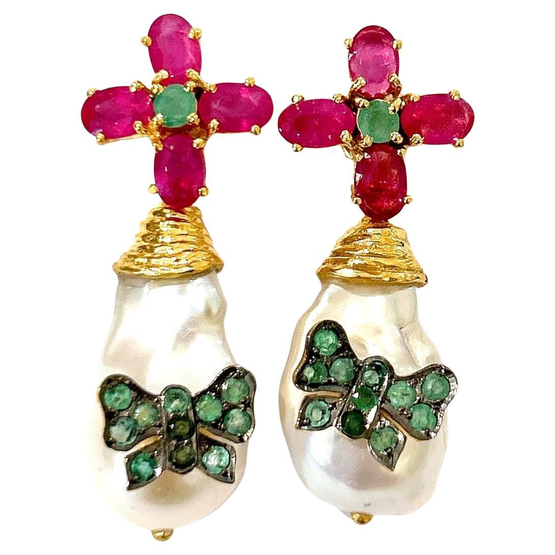 Pendientes Bochic "Oriente" de rubí, esmeralda y perlas de los mares del Sur en oro de 18 quilates y plata