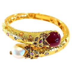 Bracelet jonc Bochic Orient en or 22 carats serti de rubis, saphirs fantaisie et des mers du Sud