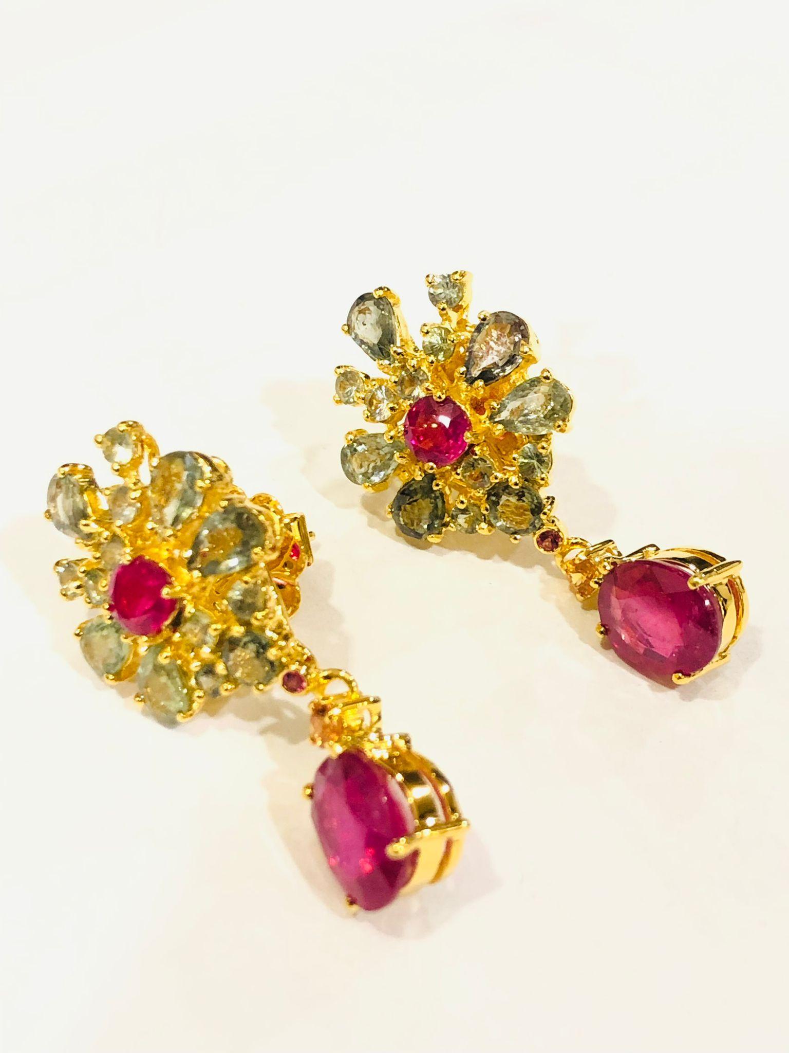 Barocco Bochic “Orient” Ruby & Green & Yellow Sapphire Earrings Set 18K Gold & Silver in vendita