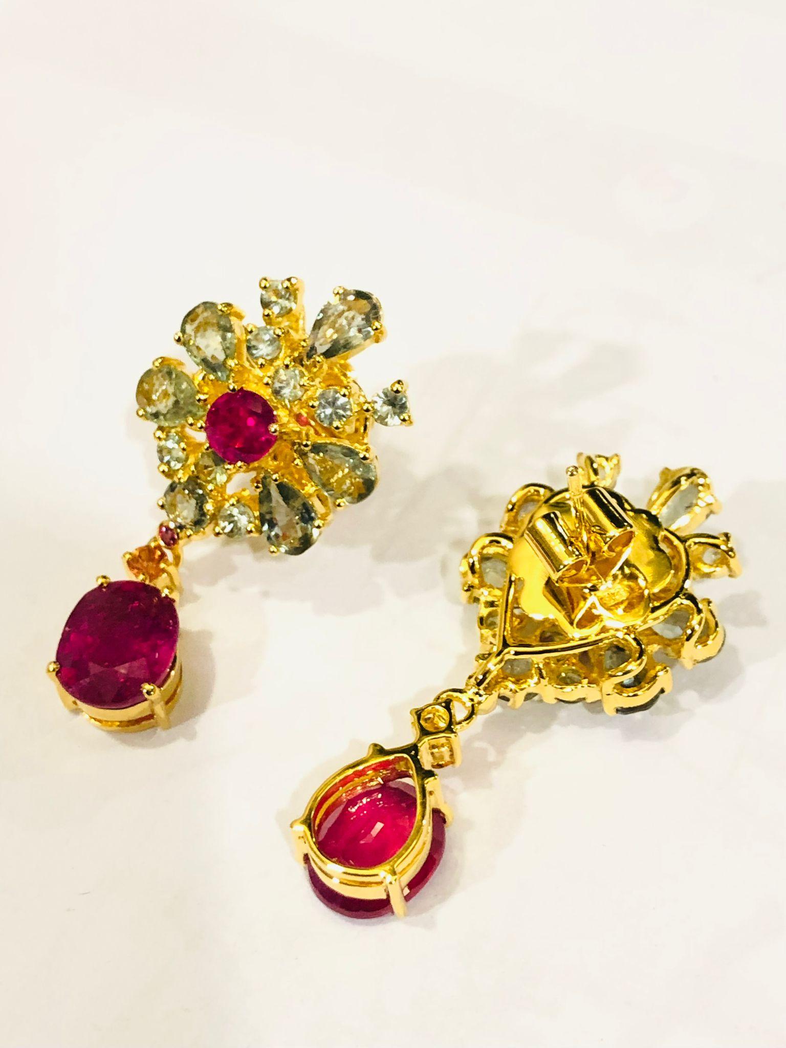 Taglio brillante Bochic “Orient” Ruby & Green & Yellow Sapphire Earrings Set 18K Gold & Silver in vendita