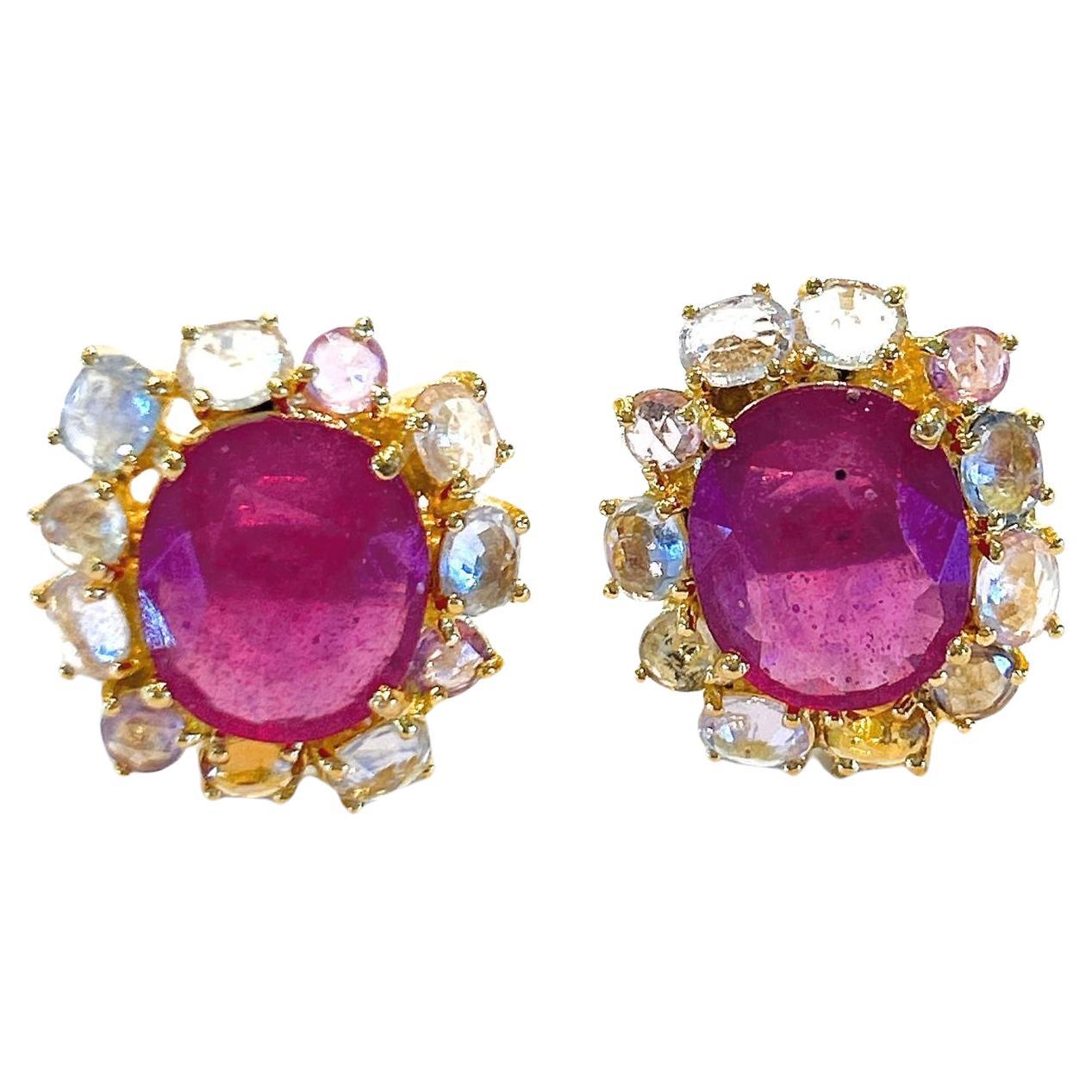 Bochic Orient Rubin & mehrfarbige Saphir-Ohrringe aus 18 Karat Gold und Silber 

Die Ohrringe aus der Reisekollektion 