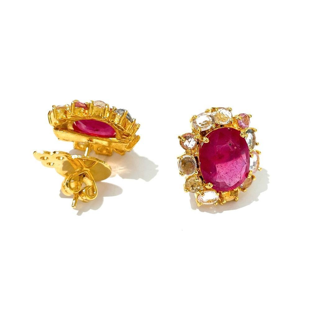 Bochic Orient Rubin & mehrfarbige Saphir-Ohrringe aus 18 Karat Gold und Silber  im Zustand „Neu“ im Angebot in New York, NY