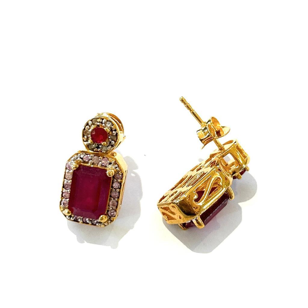 Bochic “Orient” Ruby & Multi Diamond Earrings Set In 18K Gold & Silver 

Natural Ruby Emerald Shapes - 14 Carats 
Multi Color Diamonds - 1.50 Carat 
Colors : Gray, Black, White Blue, Yellow, Orange 

The earrings from the 